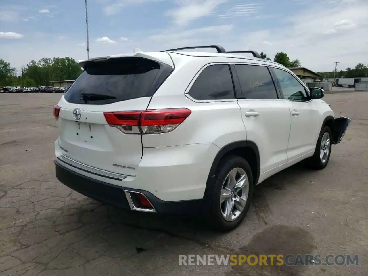 4 Photograph of a damaged car 5TDDZRFH6KS998535 TOYOTA HIGHLANDER 2019