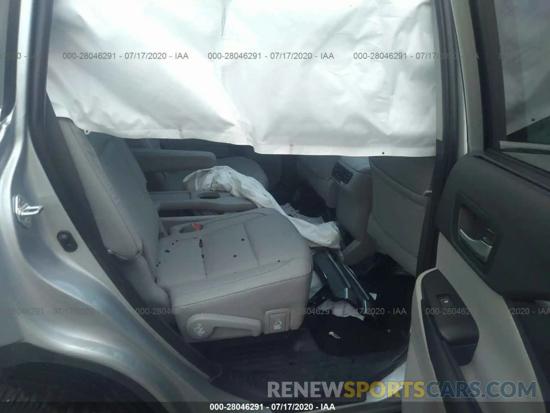 8 Photograph of a damaged car 5TDDZRFH6KS998549 TOYOTA HIGHLANDER 2019