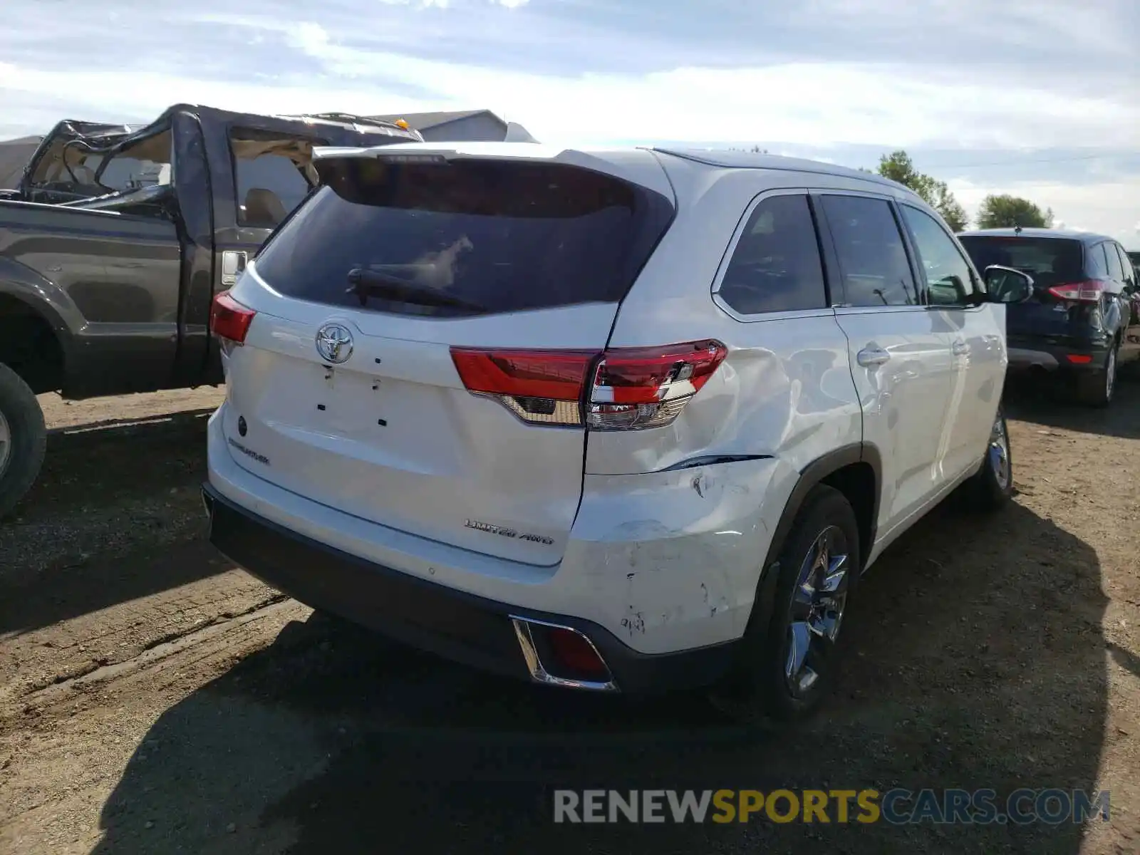 4 Photograph of a damaged car 5TDDZRFH7KS701157 TOYOTA HIGHLANDER 2019