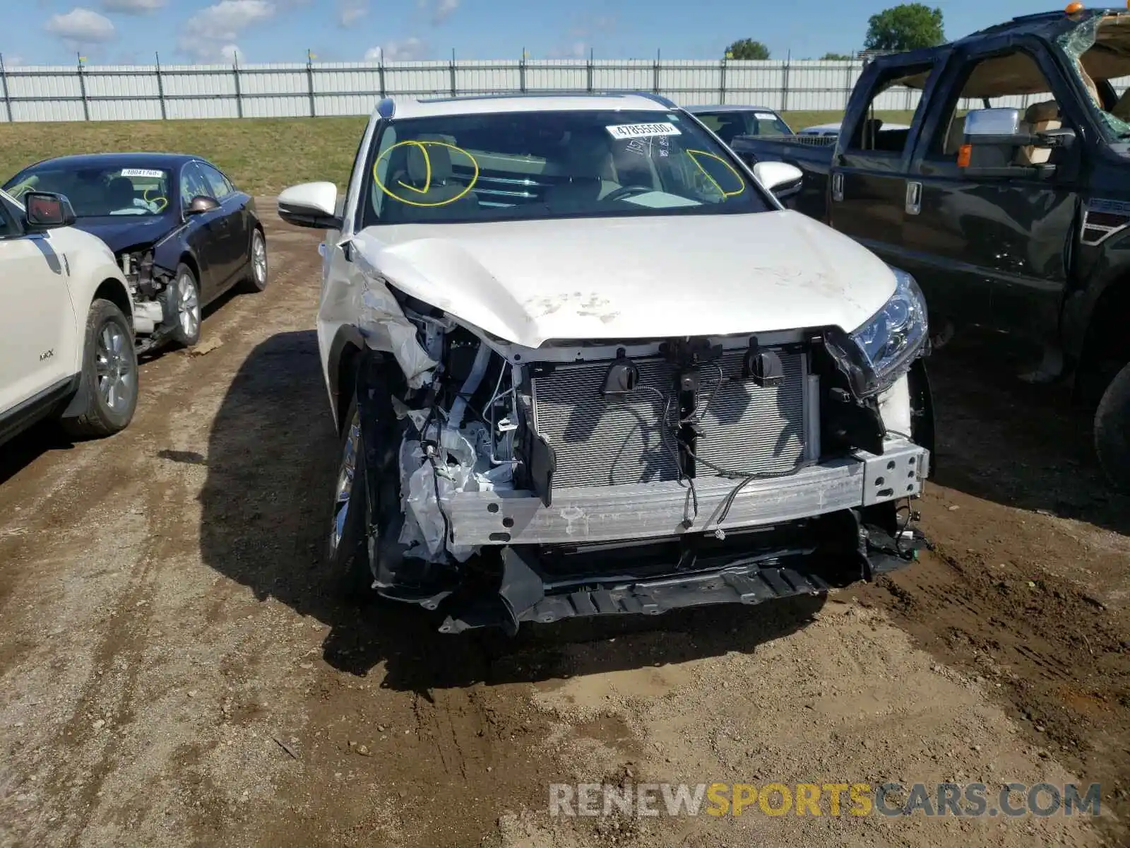 9 Photograph of a damaged car 5TDDZRFH7KS701157 TOYOTA HIGHLANDER 2019