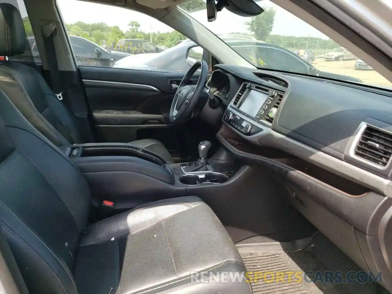 5 Photograph of a damaged car 5TDDZRFH7KS708514 TOYOTA HIGHLANDER 2019