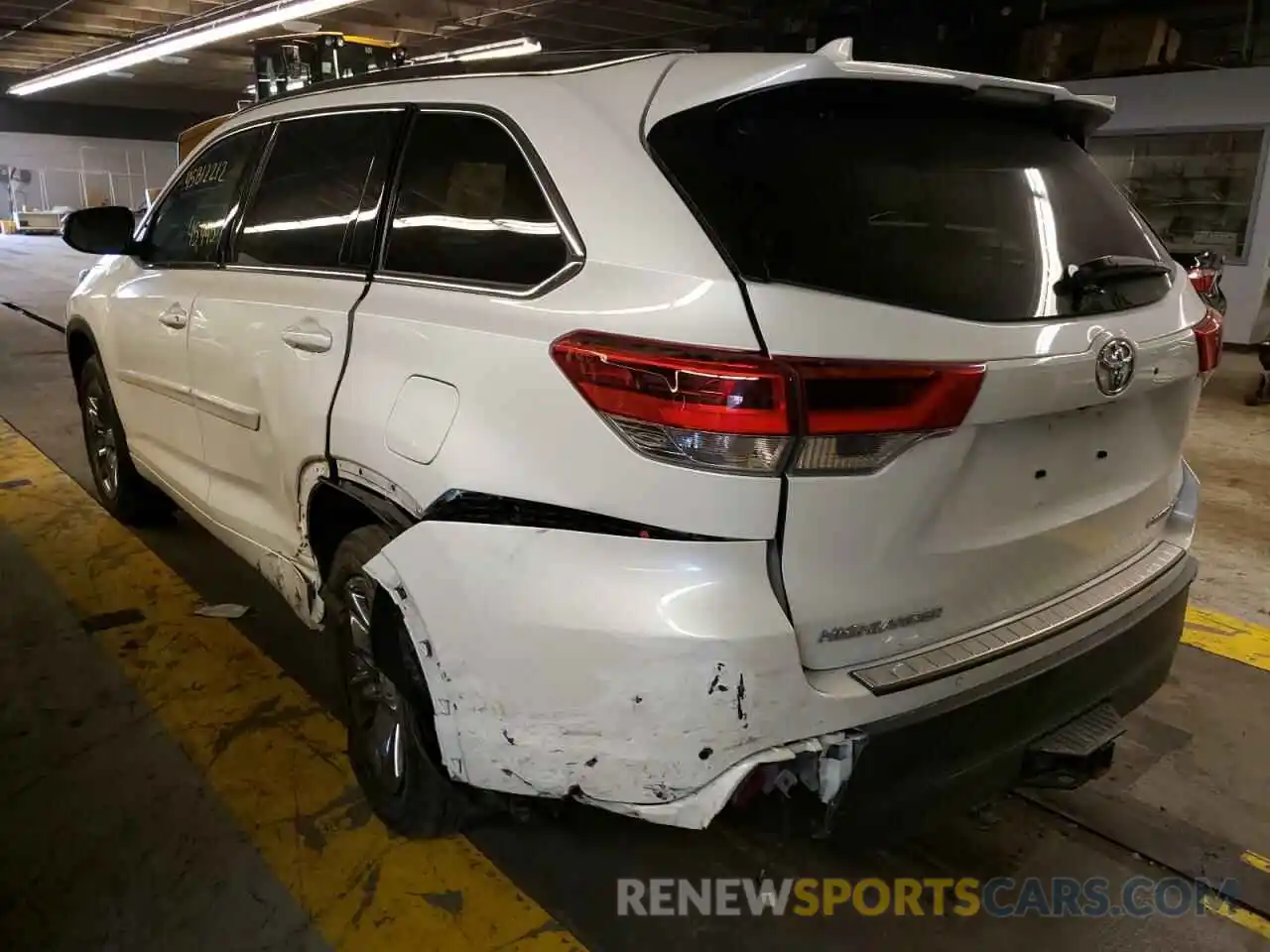 3 Photograph of a damaged car 5TDDZRFH7KS723000 TOYOTA HIGHLANDER 2019