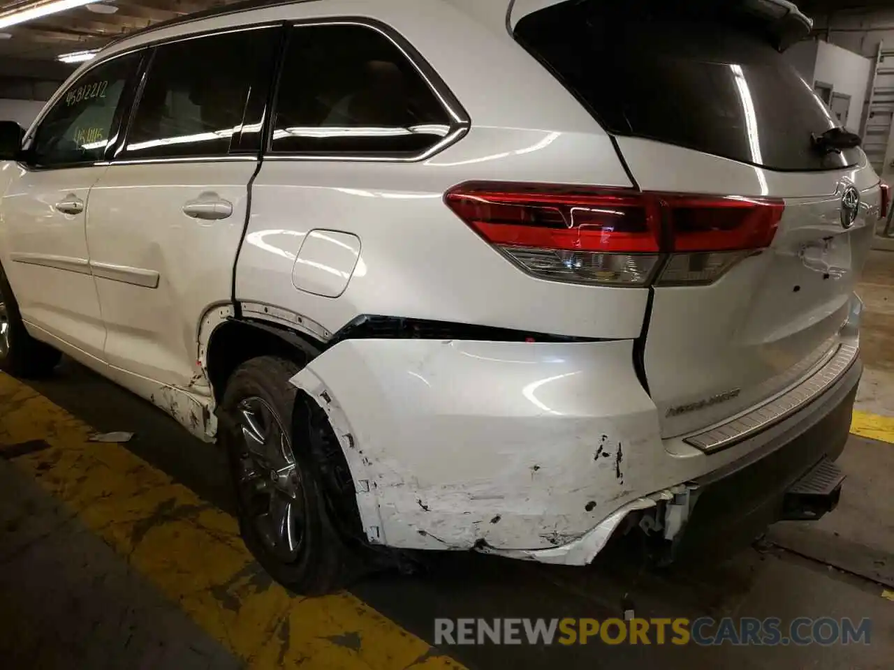 9 Photograph of a damaged car 5TDDZRFH7KS723000 TOYOTA HIGHLANDER 2019