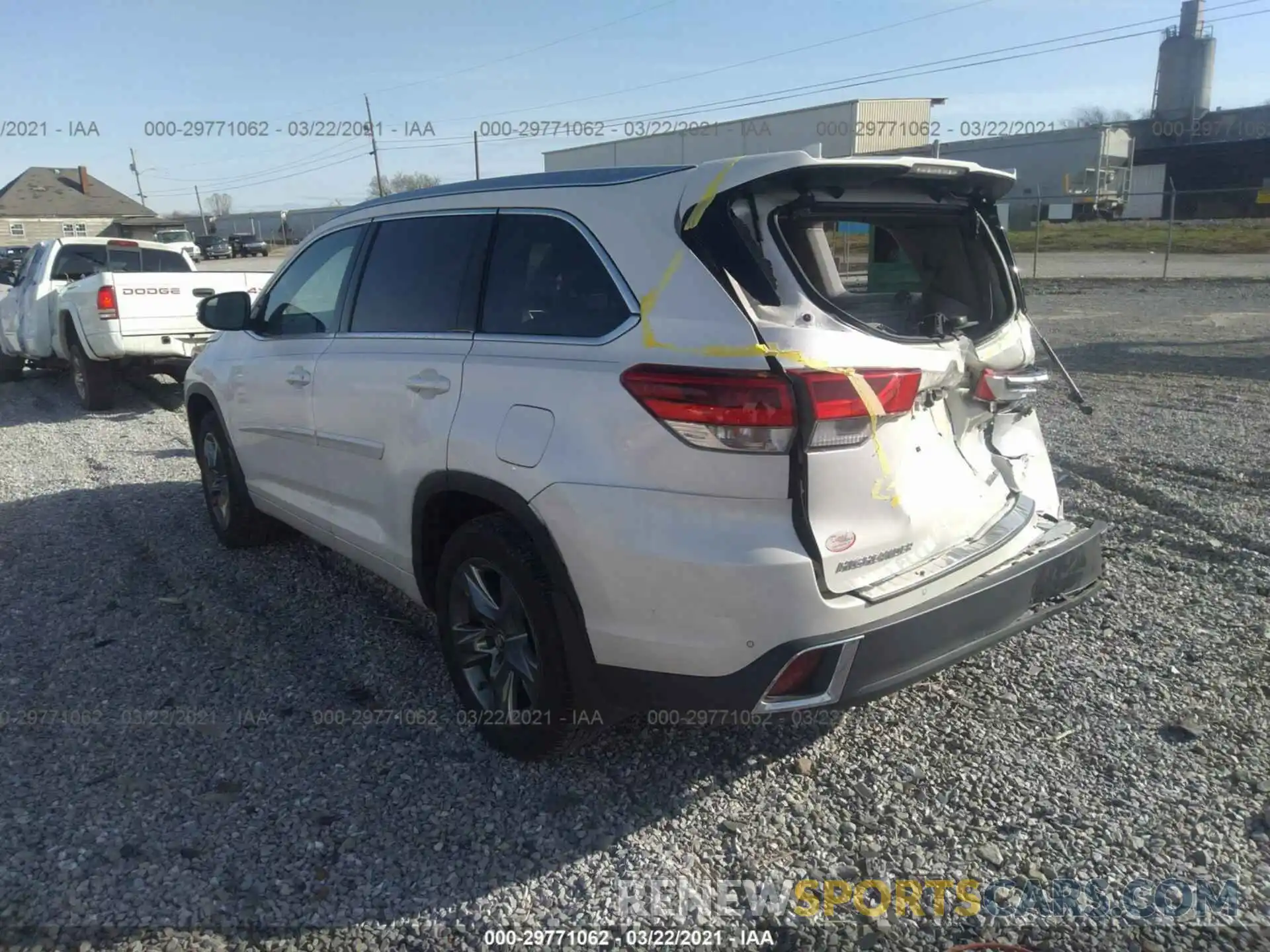 3 Photograph of a damaged car 5TDDZRFH7KS726012 TOYOTA HIGHLANDER 2019