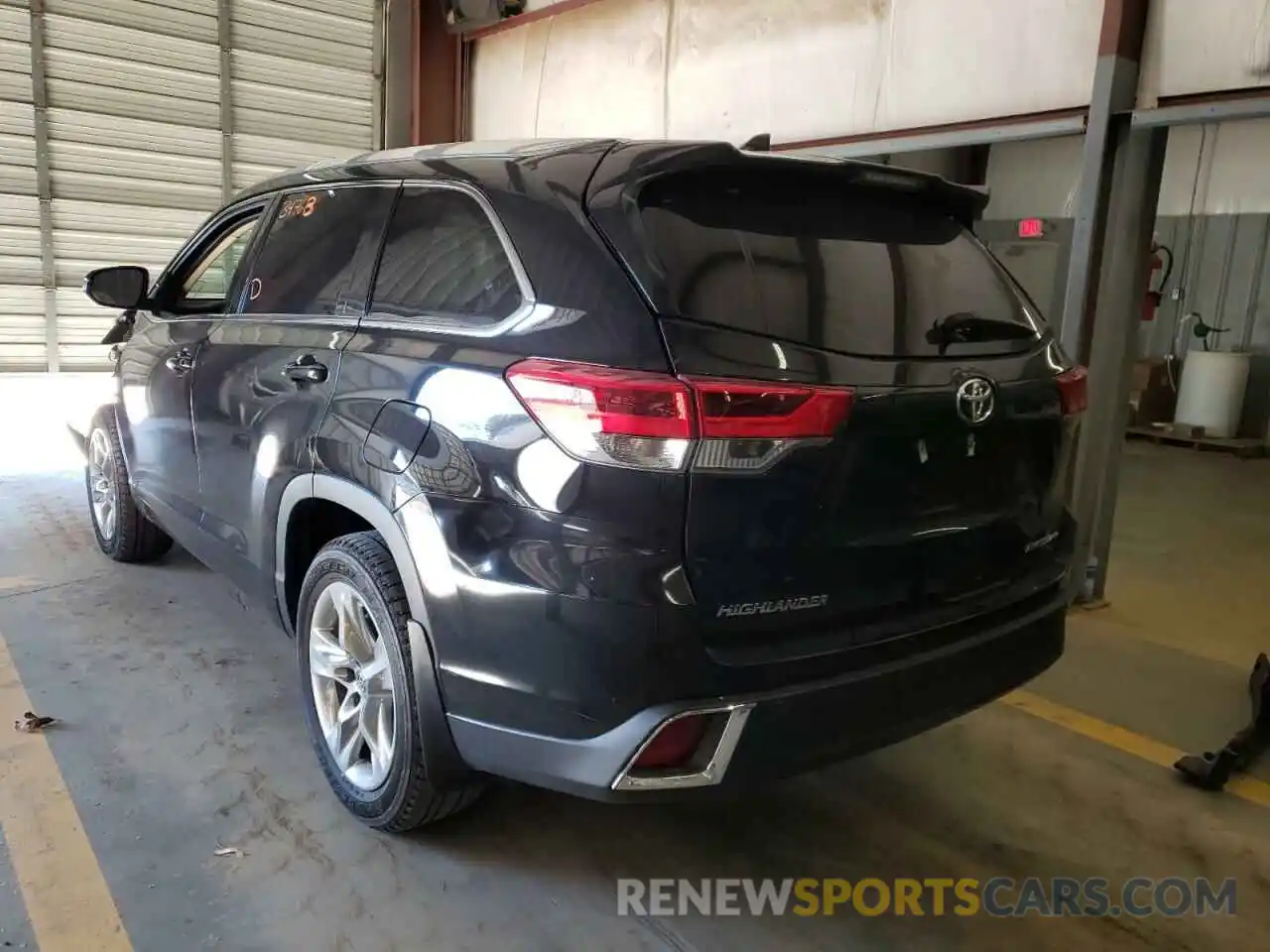 3 Photograph of a damaged car 5TDDZRFH7KS923276 TOYOTA HIGHLANDER 2019