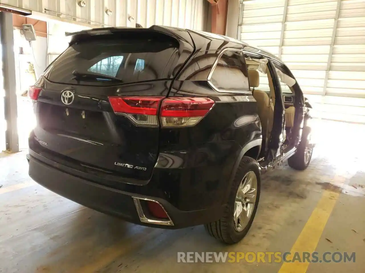 4 Photograph of a damaged car 5TDDZRFH7KS923276 TOYOTA HIGHLANDER 2019