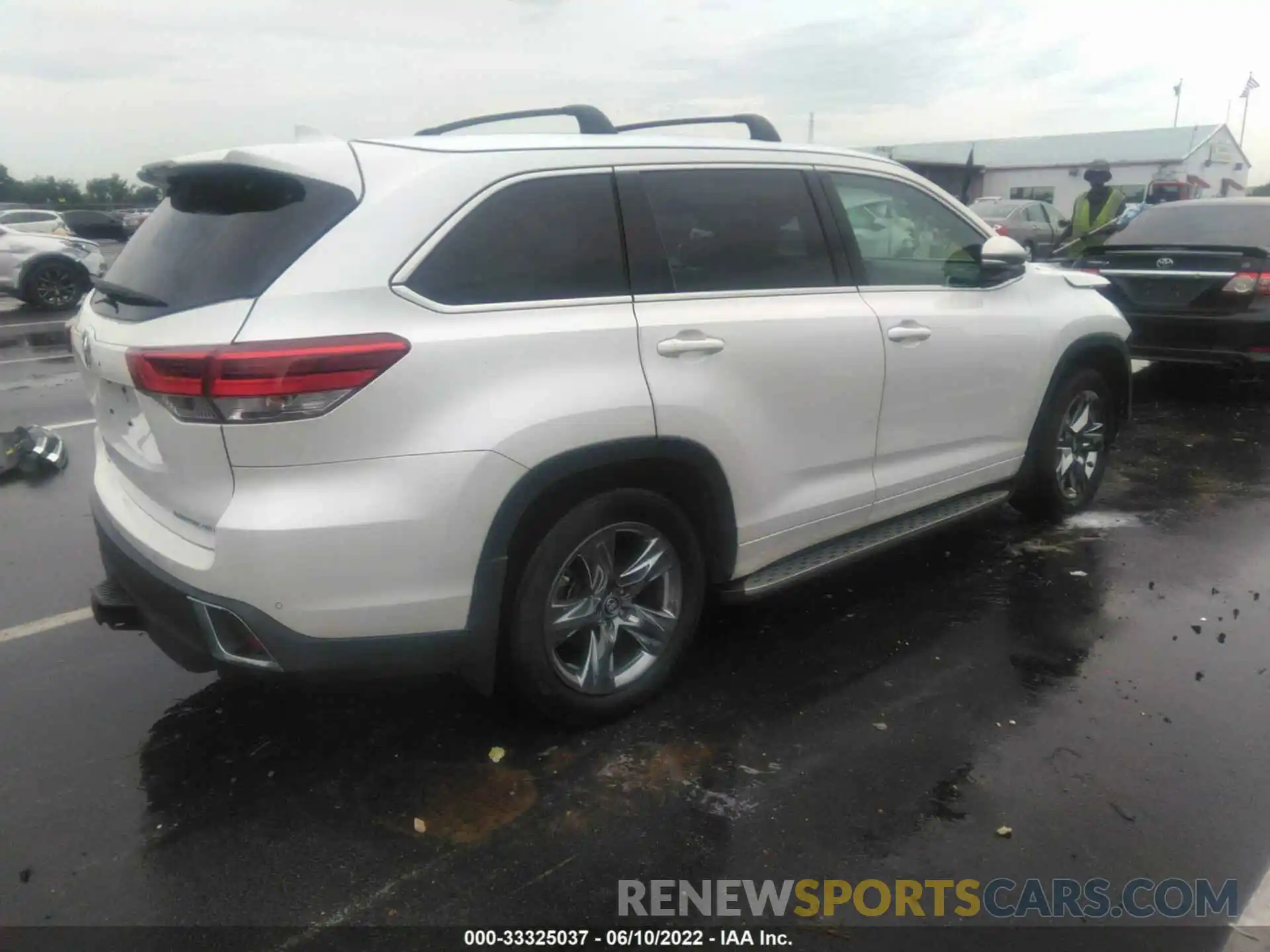 4 Photograph of a damaged car 5TDDZRFH7KS923469 TOYOTA HIGHLANDER 2019