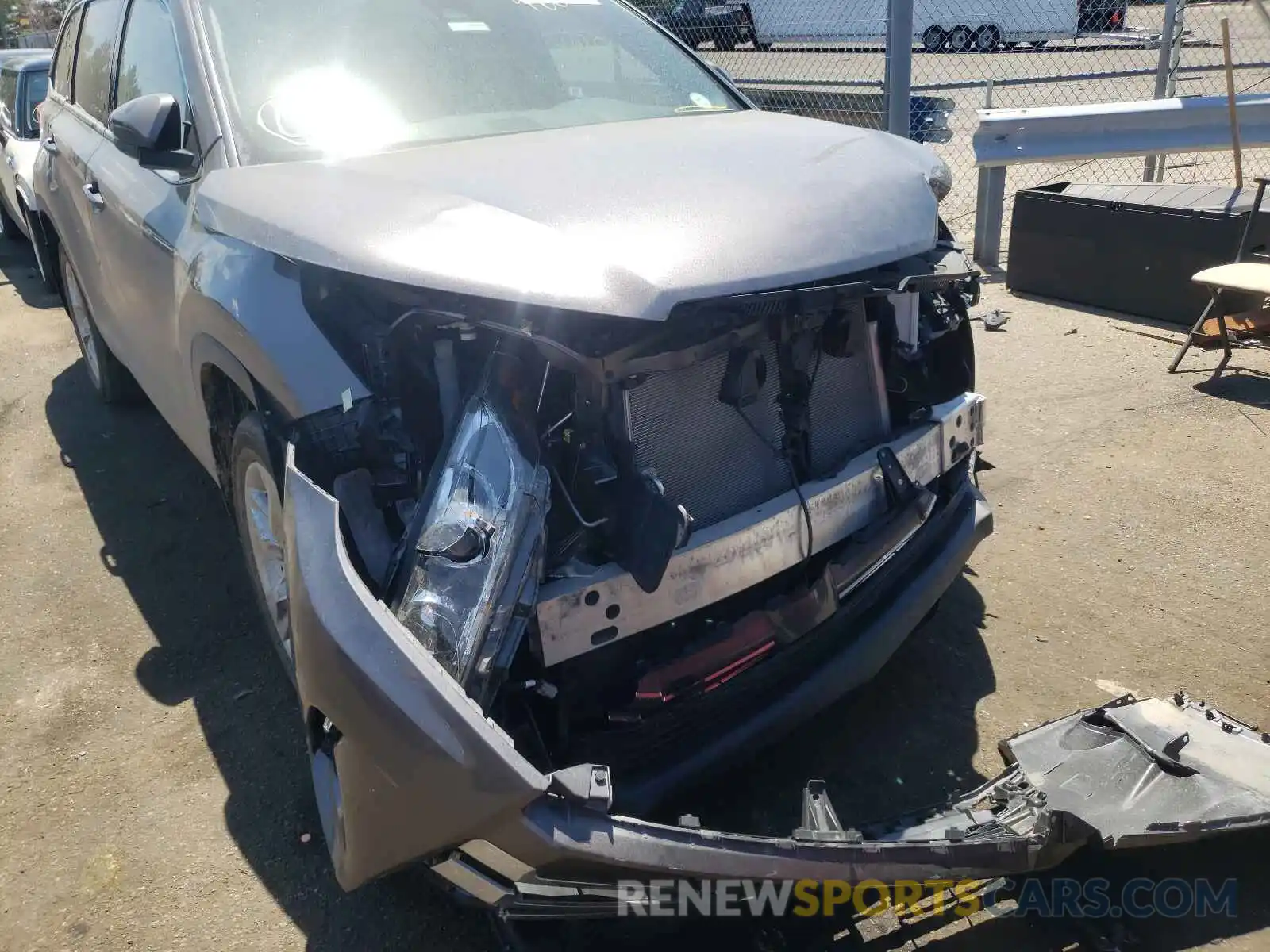 9 Photograph of a damaged car 5TDDZRFH7KS927280 TOYOTA HIGHLANDER 2019