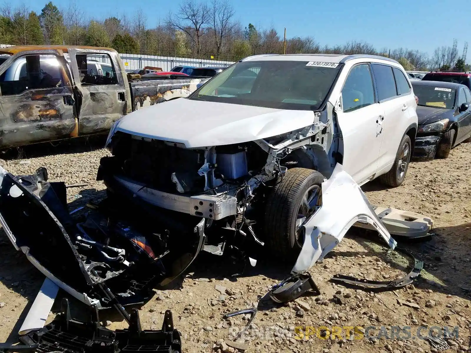 2 Photograph of a damaged car 5TDDZRFH7KS933449 TOYOTA HIGHLANDER 2019