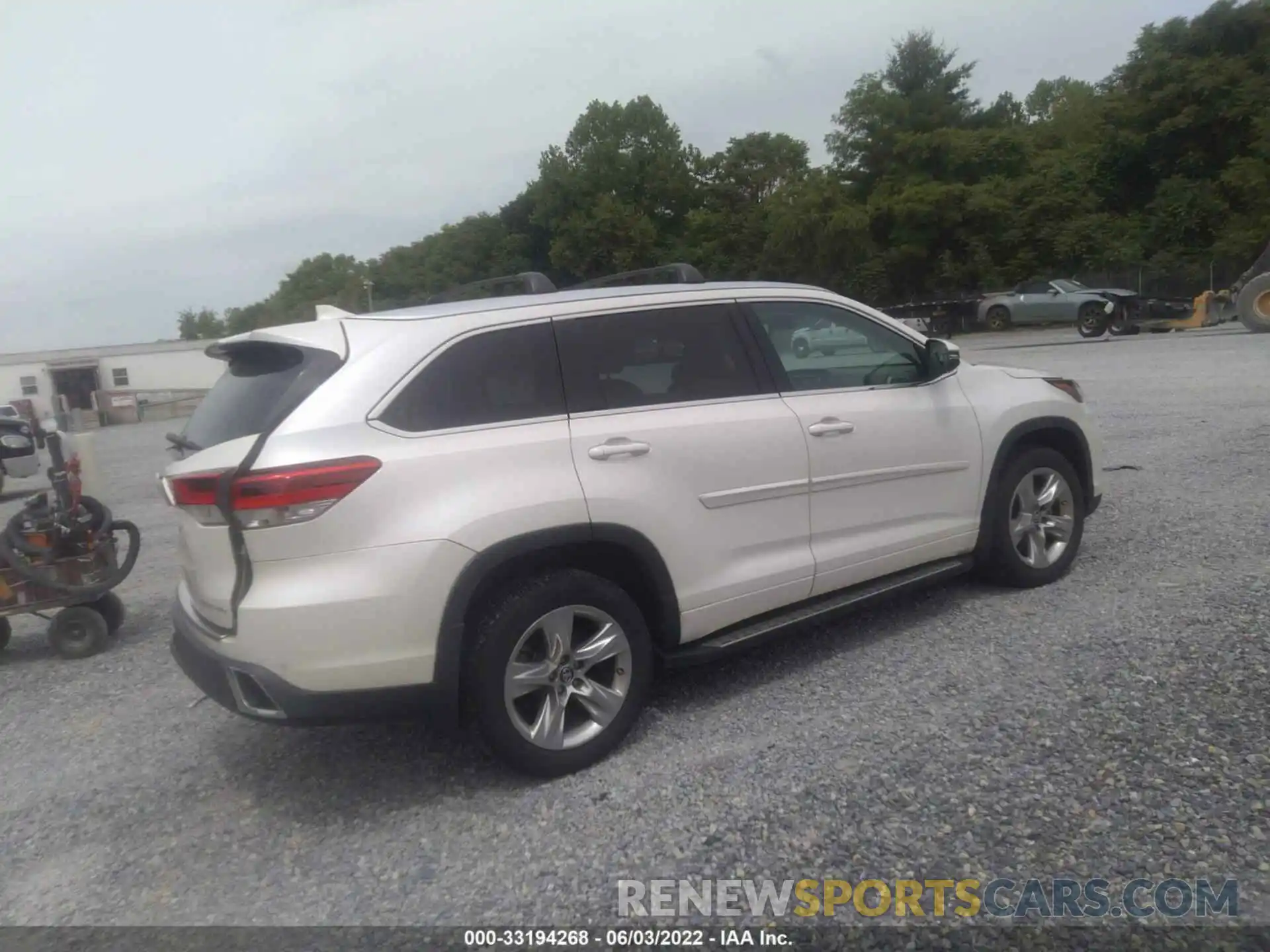 4 Photograph of a damaged car 5TDDZRFH7KS938943 TOYOTA HIGHLANDER 2019