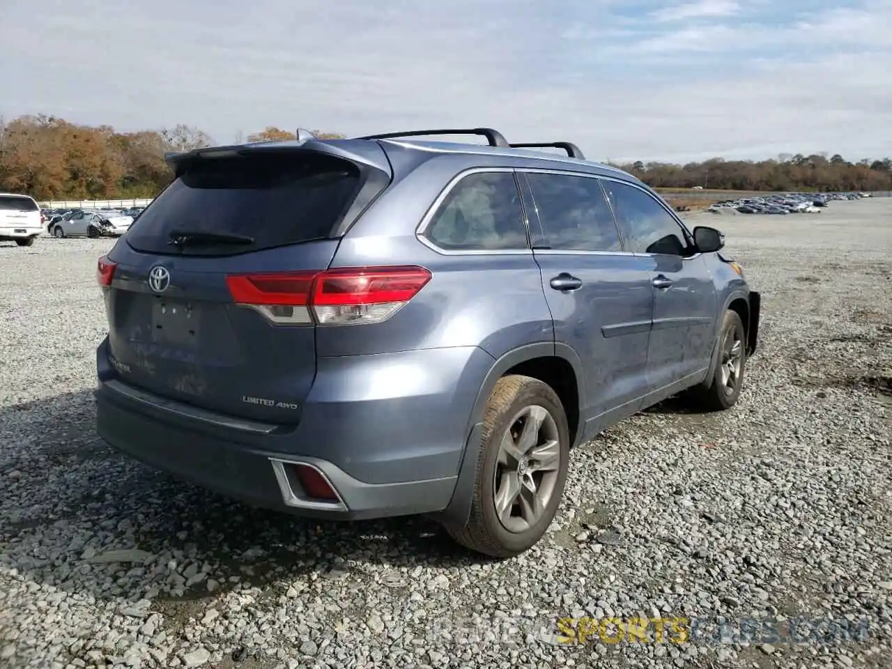 4 Photograph of a damaged car 5TDDZRFH7KS941941 TOYOTA HIGHLANDER 2019