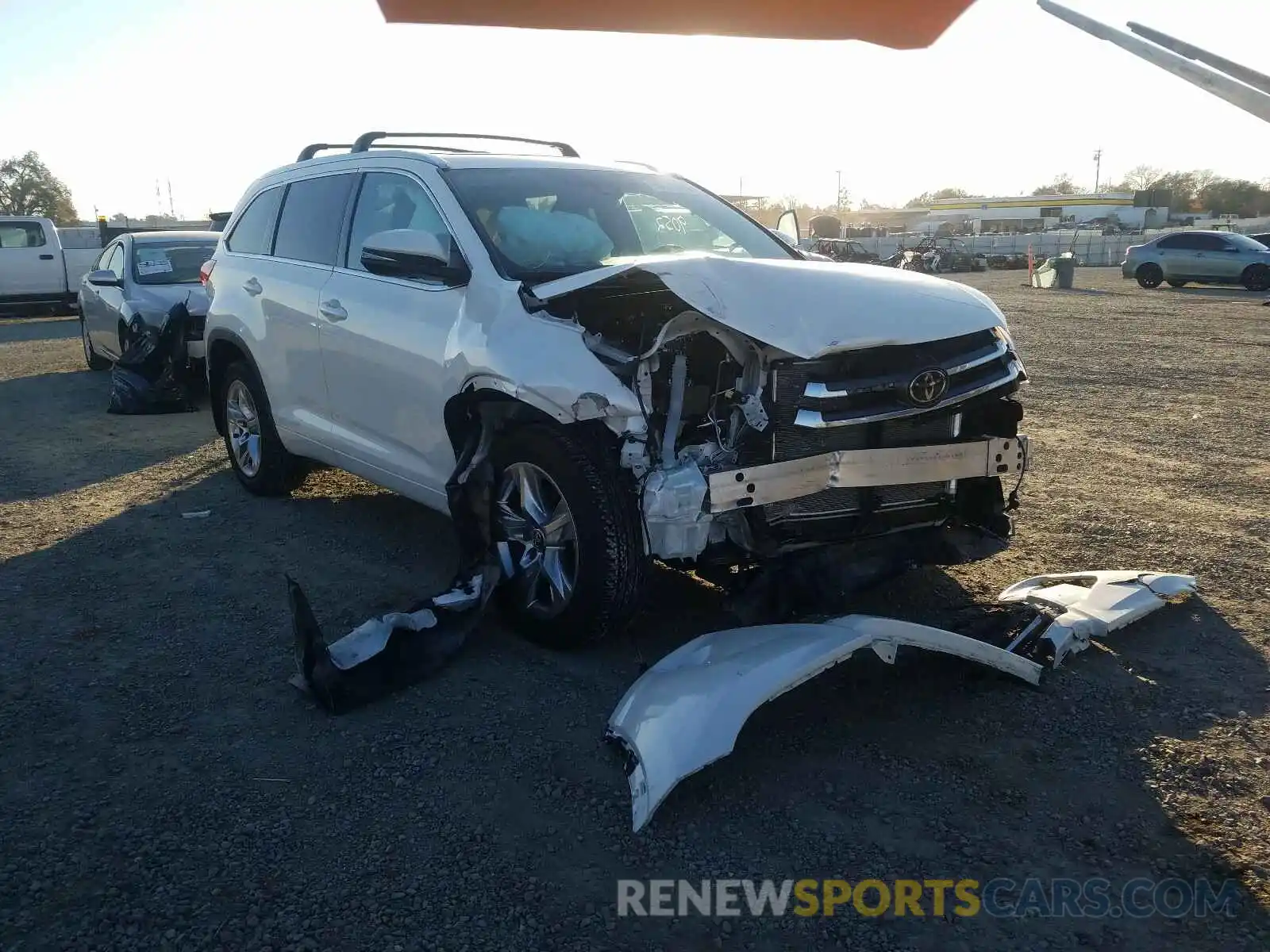 1 Photograph of a damaged car 5TDDZRFH7KS947397 TOYOTA HIGHLANDER 2019