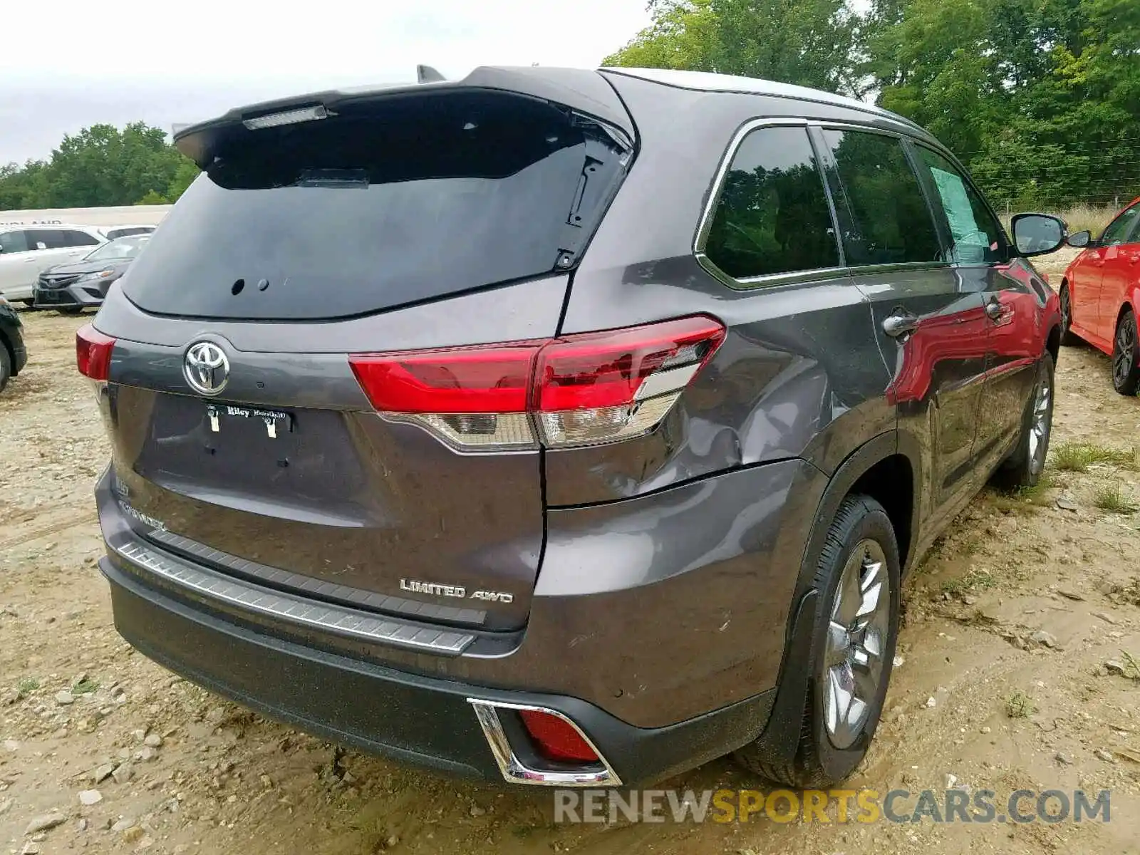 4 Photograph of a damaged car 5TDDZRFH7KS948582 TOYOTA HIGHLANDER 2019