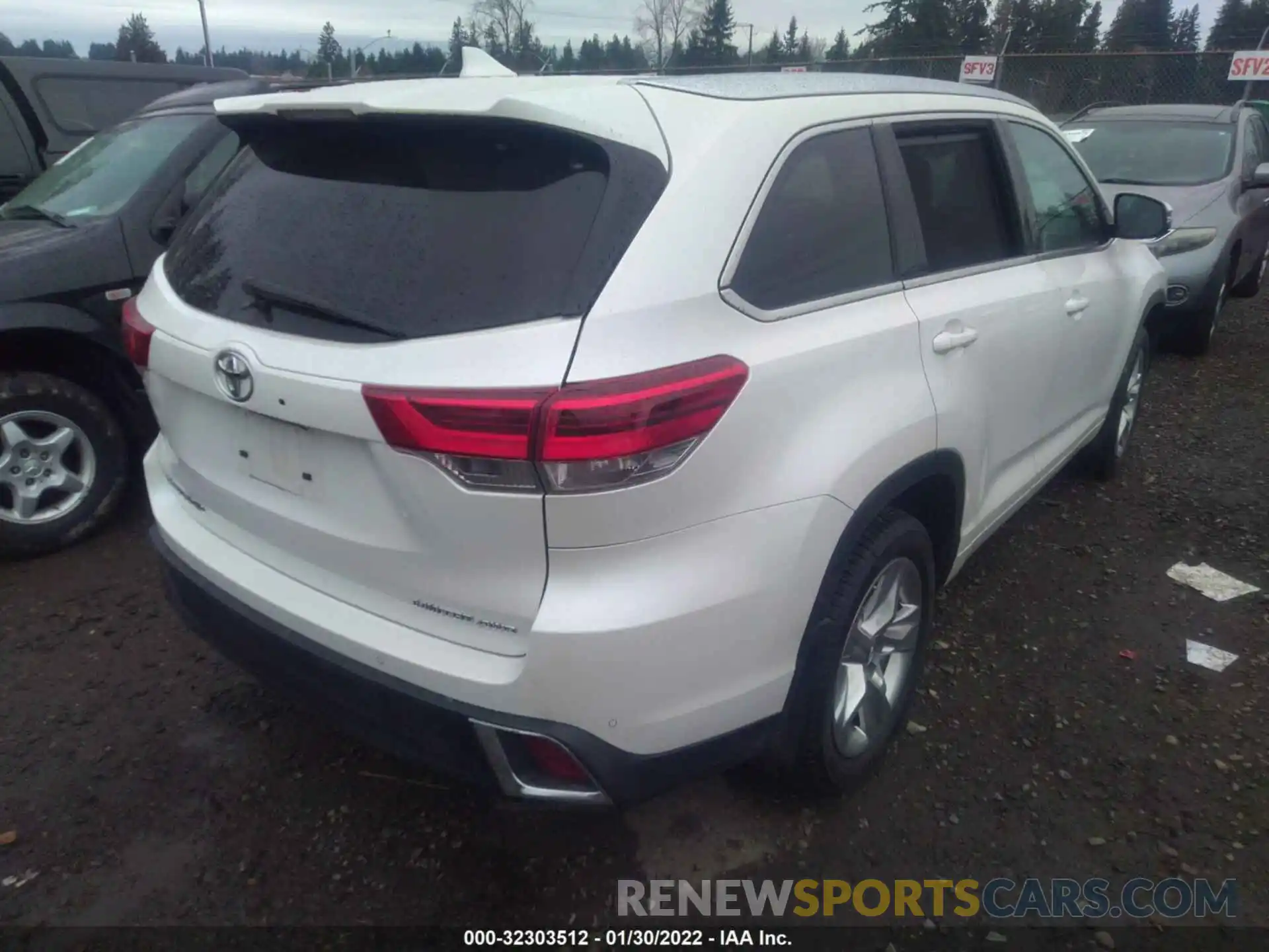 4 Photograph of a damaged car 5TDDZRFH7KS958836 TOYOTA HIGHLANDER 2019