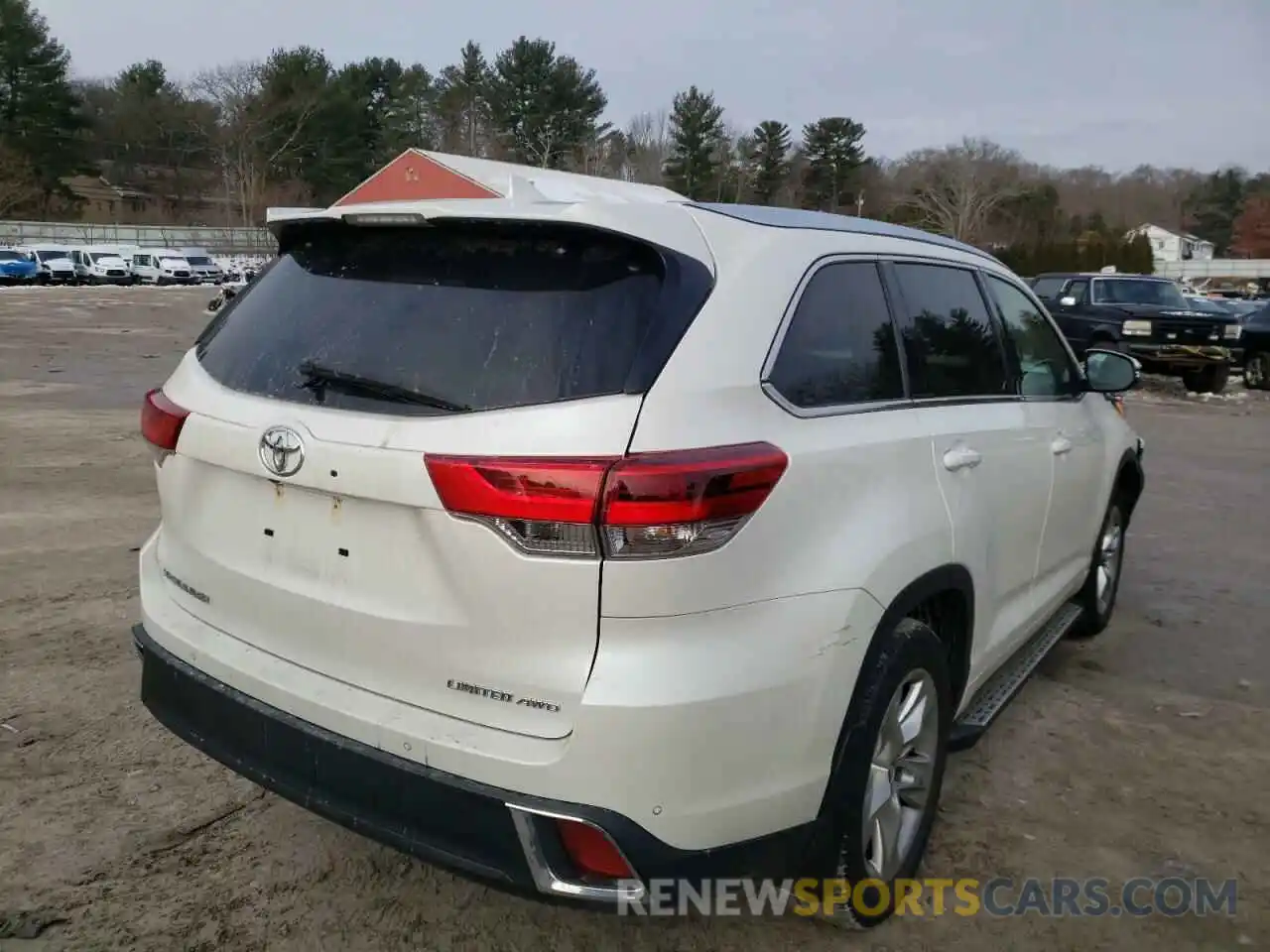 4 Photograph of a damaged car 5TDDZRFH7KS959405 TOYOTA HIGHLANDER 2019