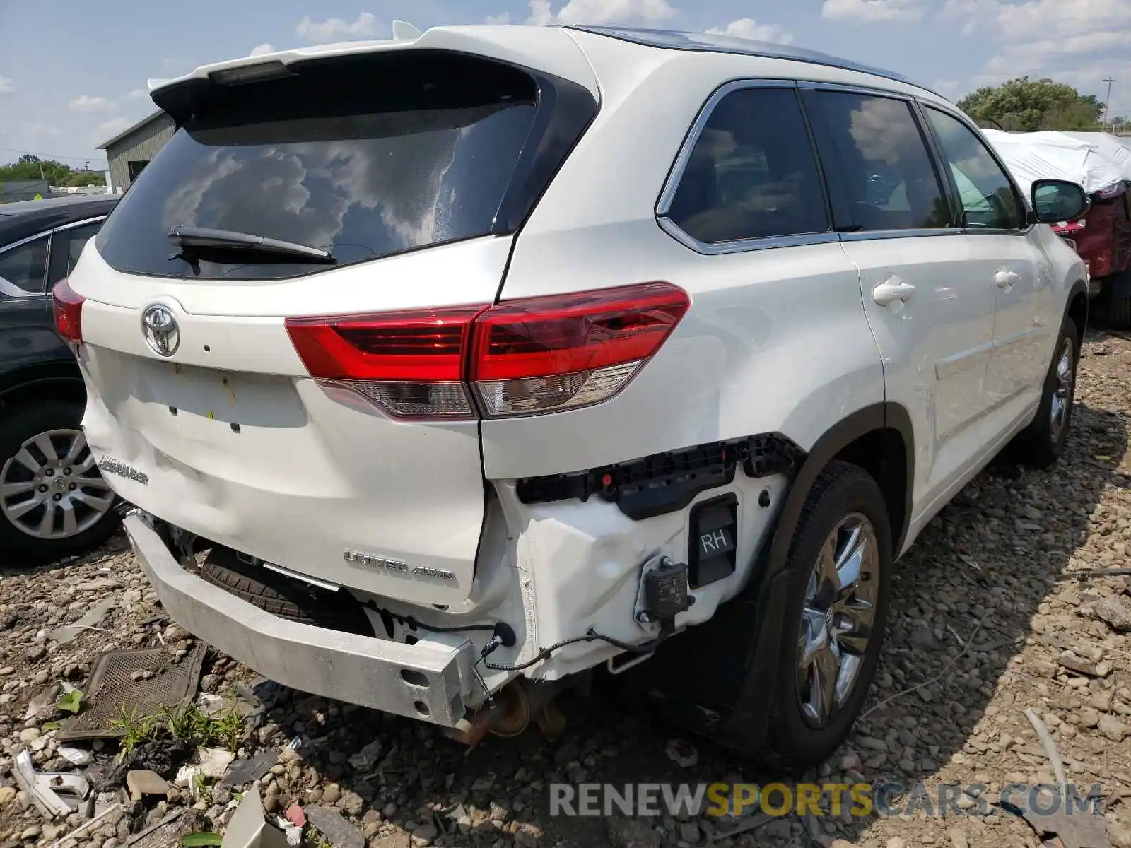 4 Photograph of a damaged car 5TDDZRFH7KS959484 TOYOTA HIGHLANDER 2019