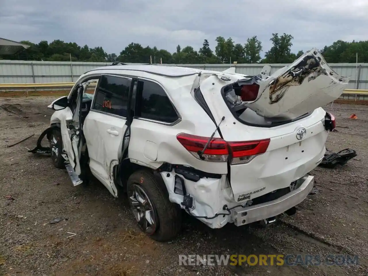 3 Photograph of a damaged car 5TDDZRFH7KS964409 TOYOTA HIGHLANDER 2019