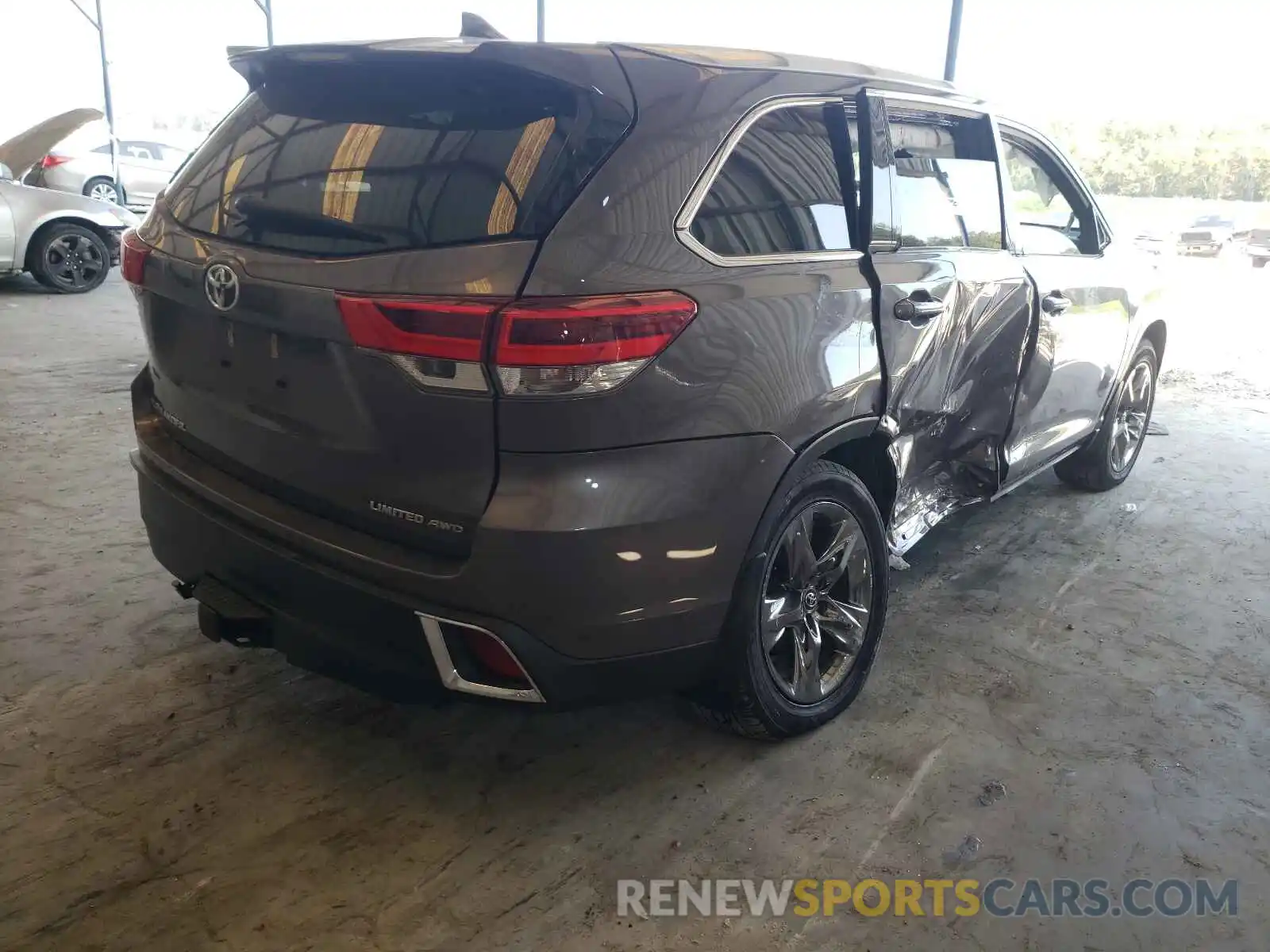 4 Photograph of a damaged car 5TDDZRFH7KS967634 TOYOTA HIGHLANDER 2019