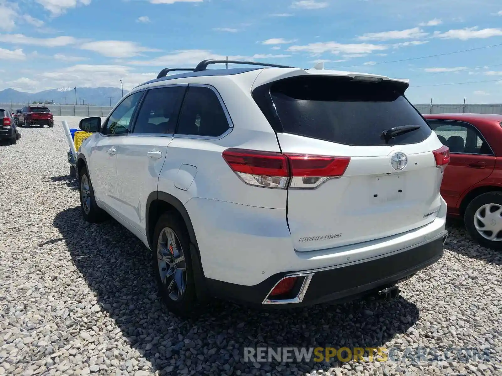 3 Photograph of a damaged car 5TDDZRFH7KS969075 TOYOTA HIGHLANDER 2019