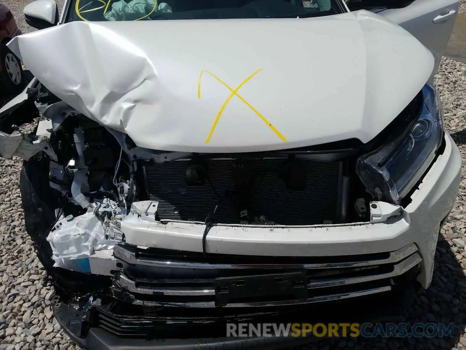 7 Photograph of a damaged car 5TDDZRFH7KS969075 TOYOTA HIGHLANDER 2019