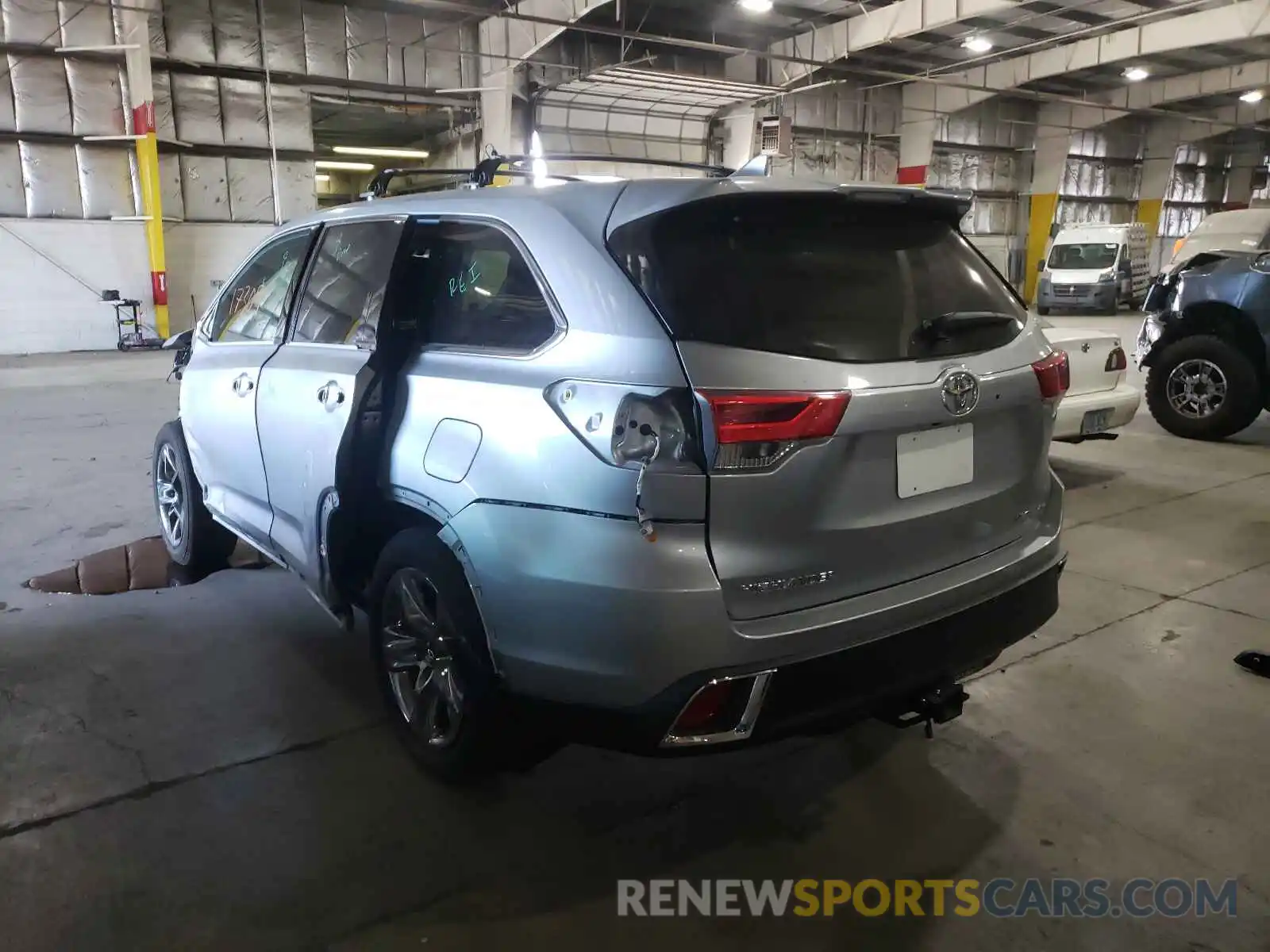 3 Photograph of a damaged car 5TDDZRFH7KS981291 TOYOTA HIGHLANDER 2019