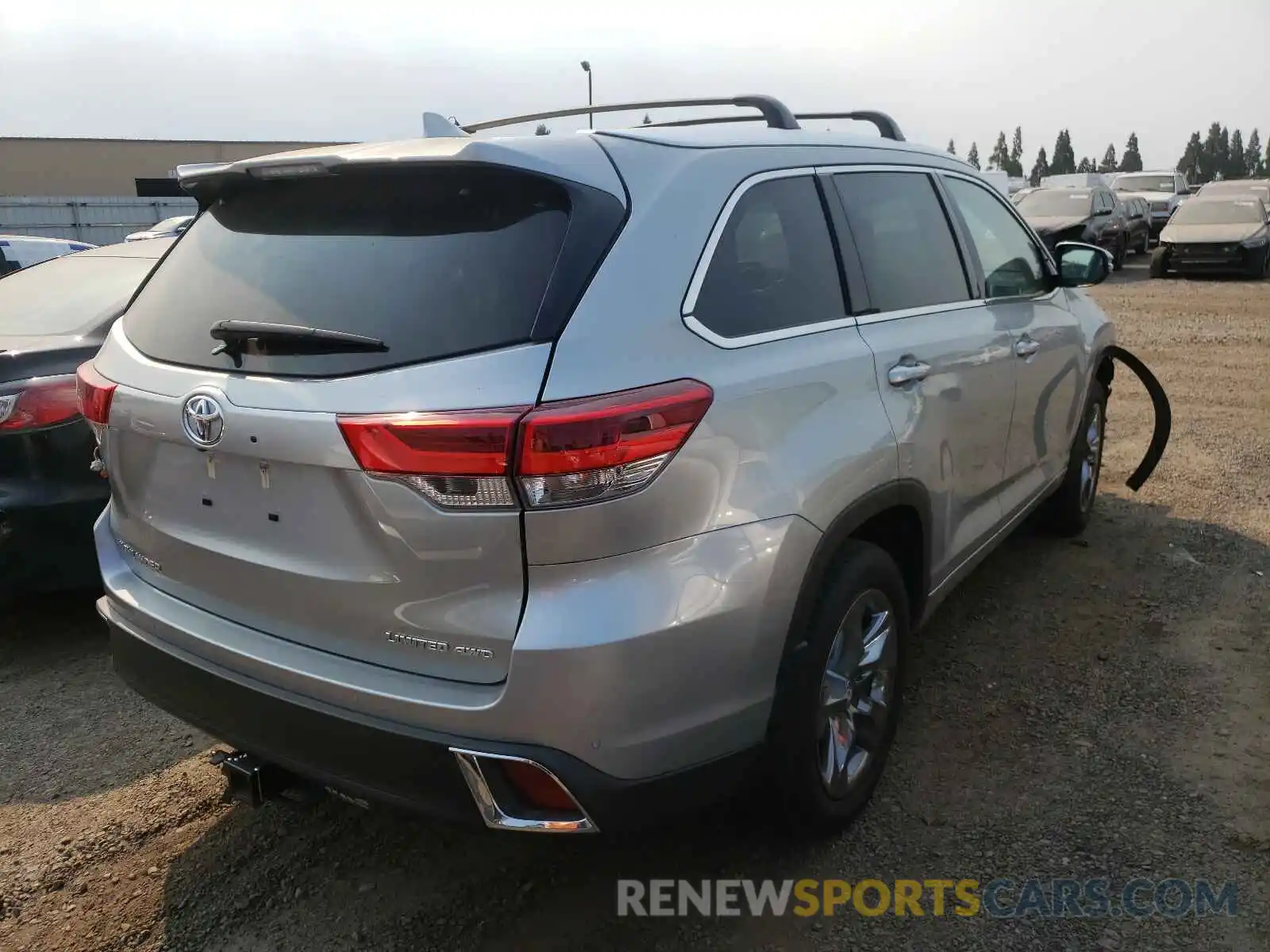 4 Photograph of a damaged car 5TDDZRFH7KS981291 TOYOTA HIGHLANDER 2019