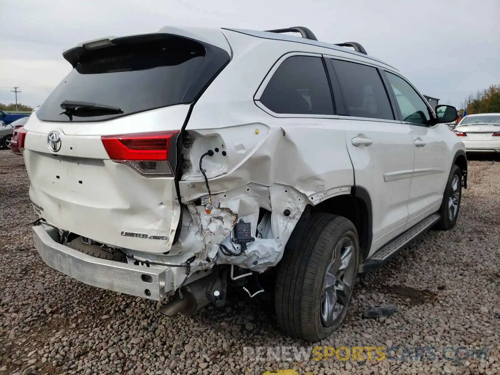 4 Photograph of a damaged car 5TDDZRFH7KS995224 TOYOTA HIGHLANDER 2019