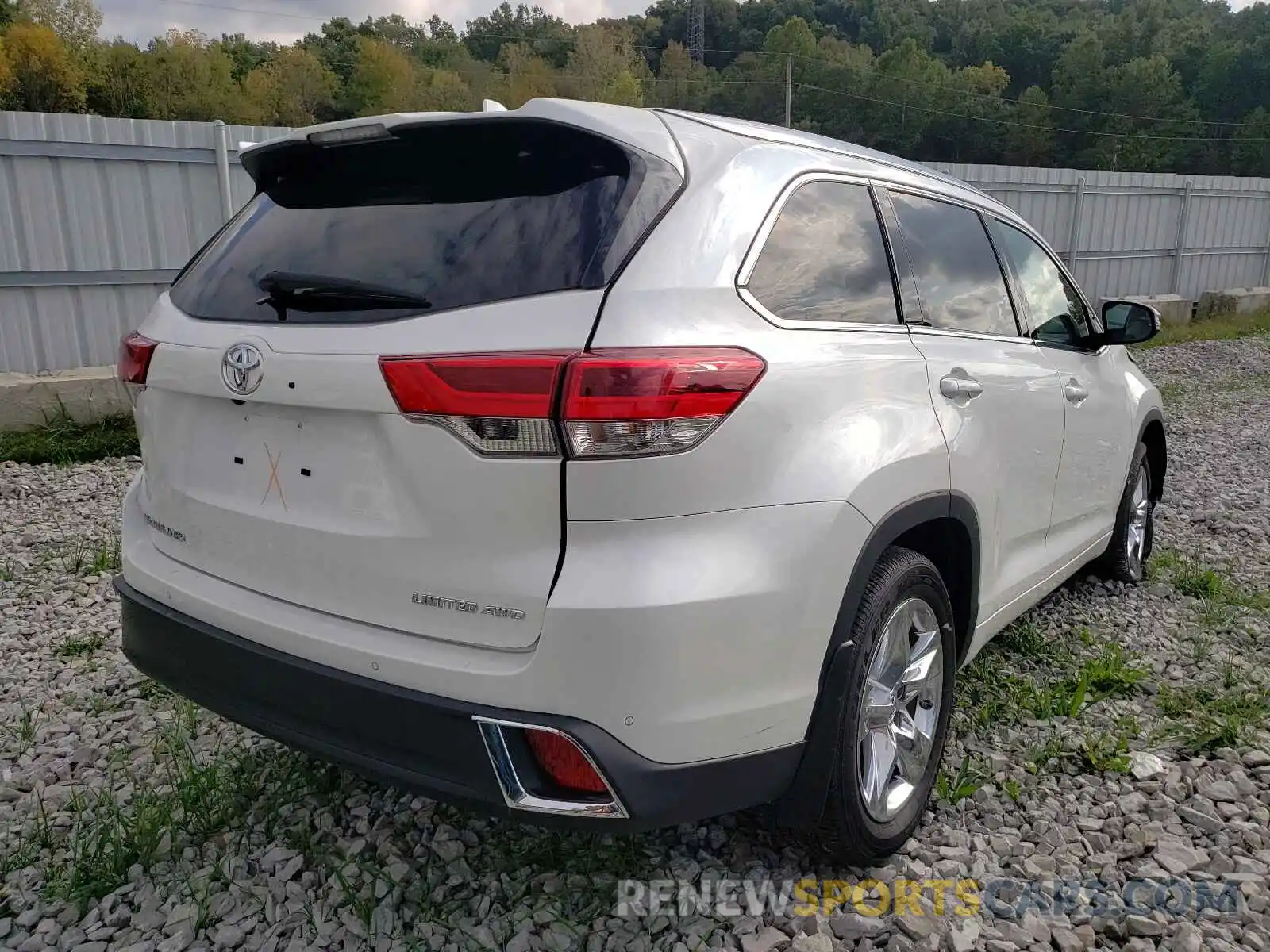 4 Photograph of a damaged car 5TDDZRFH8KS709123 TOYOTA HIGHLANDER 2019