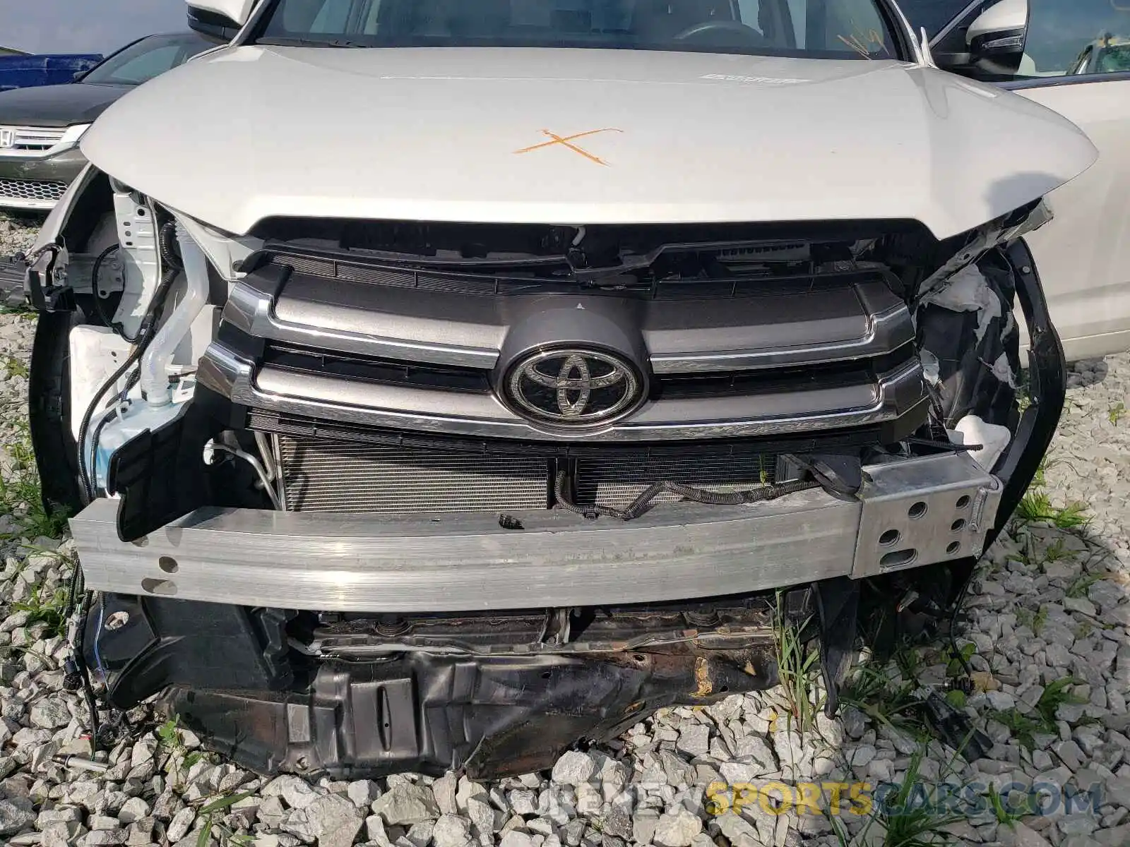 9 Photograph of a damaged car 5TDDZRFH8KS709123 TOYOTA HIGHLANDER 2019