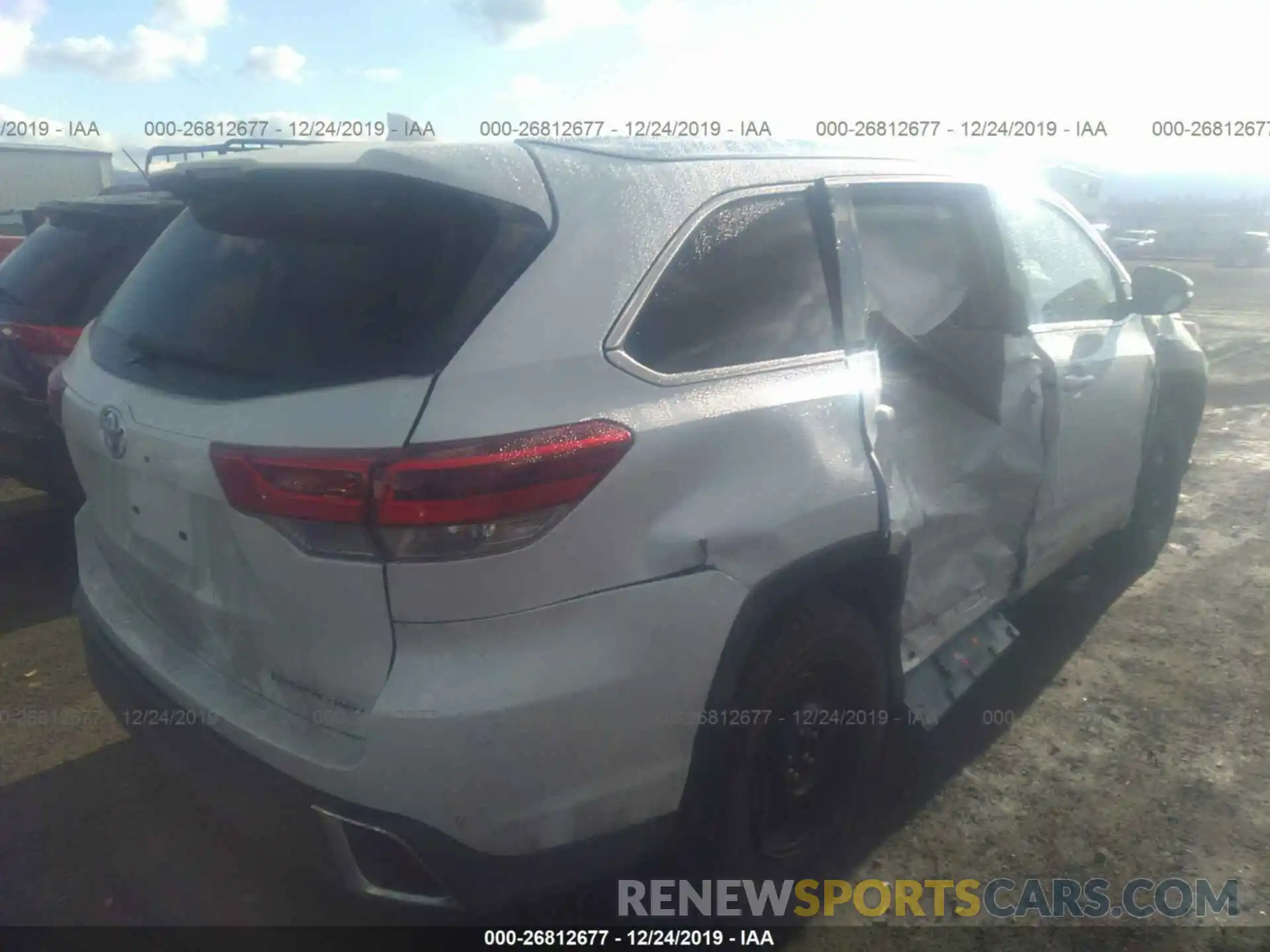 4 Photograph of a damaged car 5TDDZRFH8KS717335 TOYOTA HIGHLANDER 2019