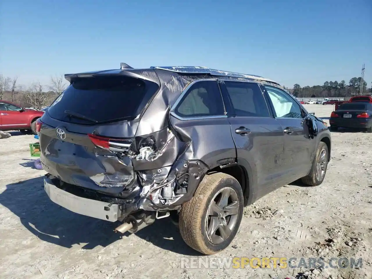 4 Photograph of a damaged car 5TDDZRFH8KS739044 TOYOTA HIGHLANDER 2019