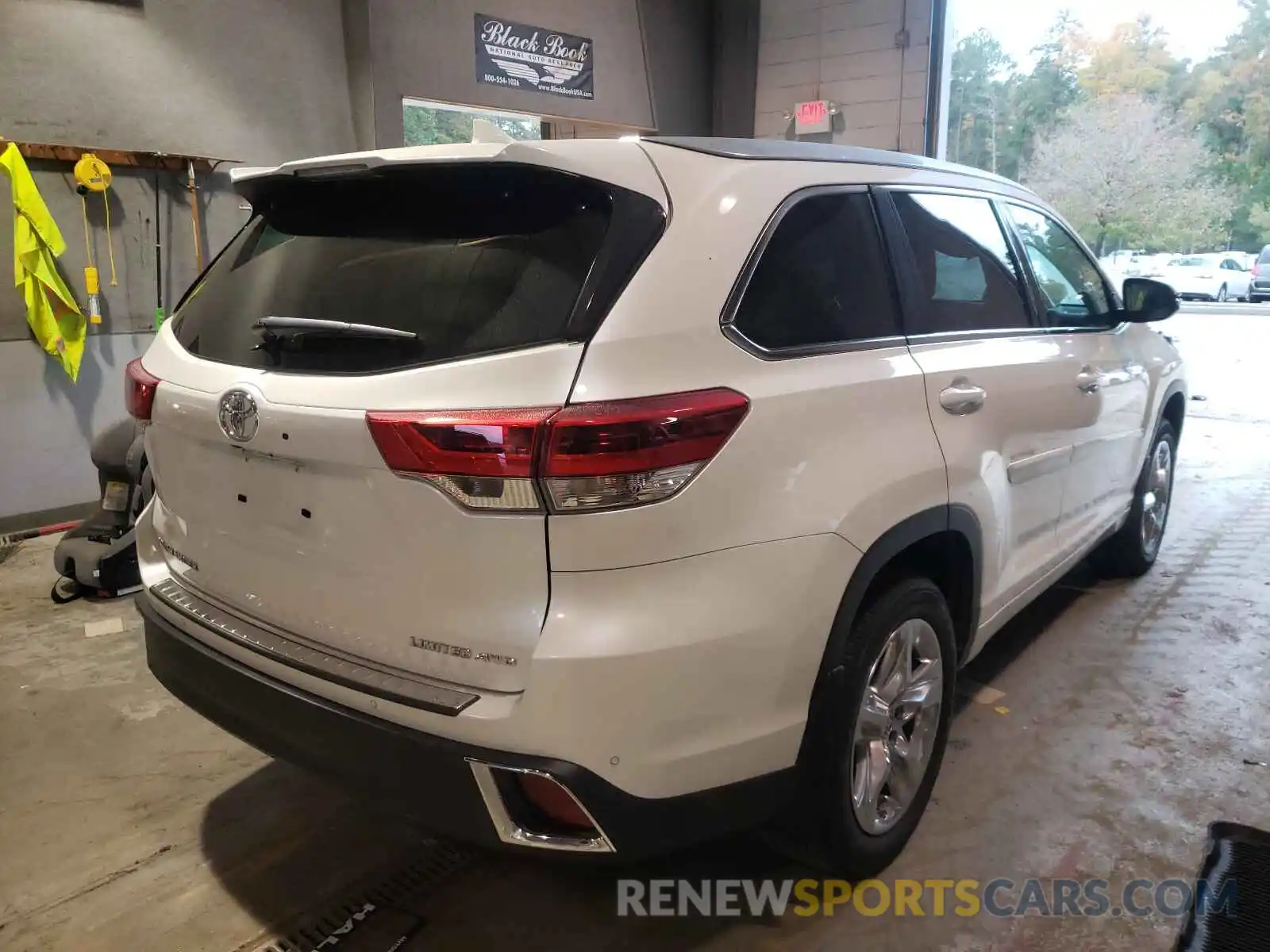 4 Photograph of a damaged car 5TDDZRFH8KS745586 TOYOTA HIGHLANDER 2019