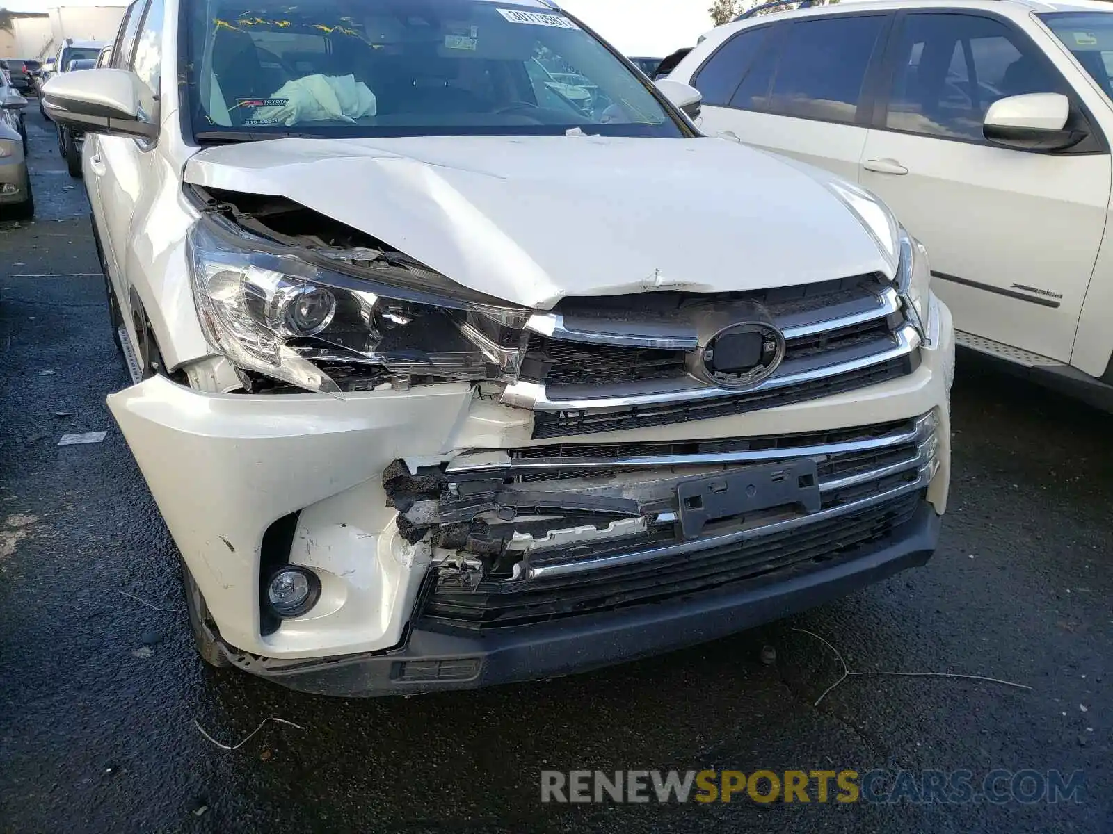 9 Photograph of a damaged car 5TDDZRFH8KS926302 TOYOTA HIGHLANDER 2019