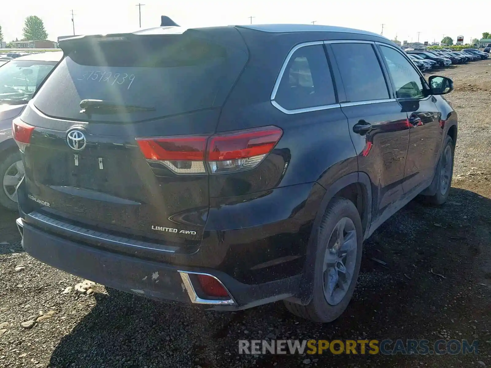 4 Photograph of a damaged car 5TDDZRFH8KS934254 TOYOTA HIGHLANDER 2019