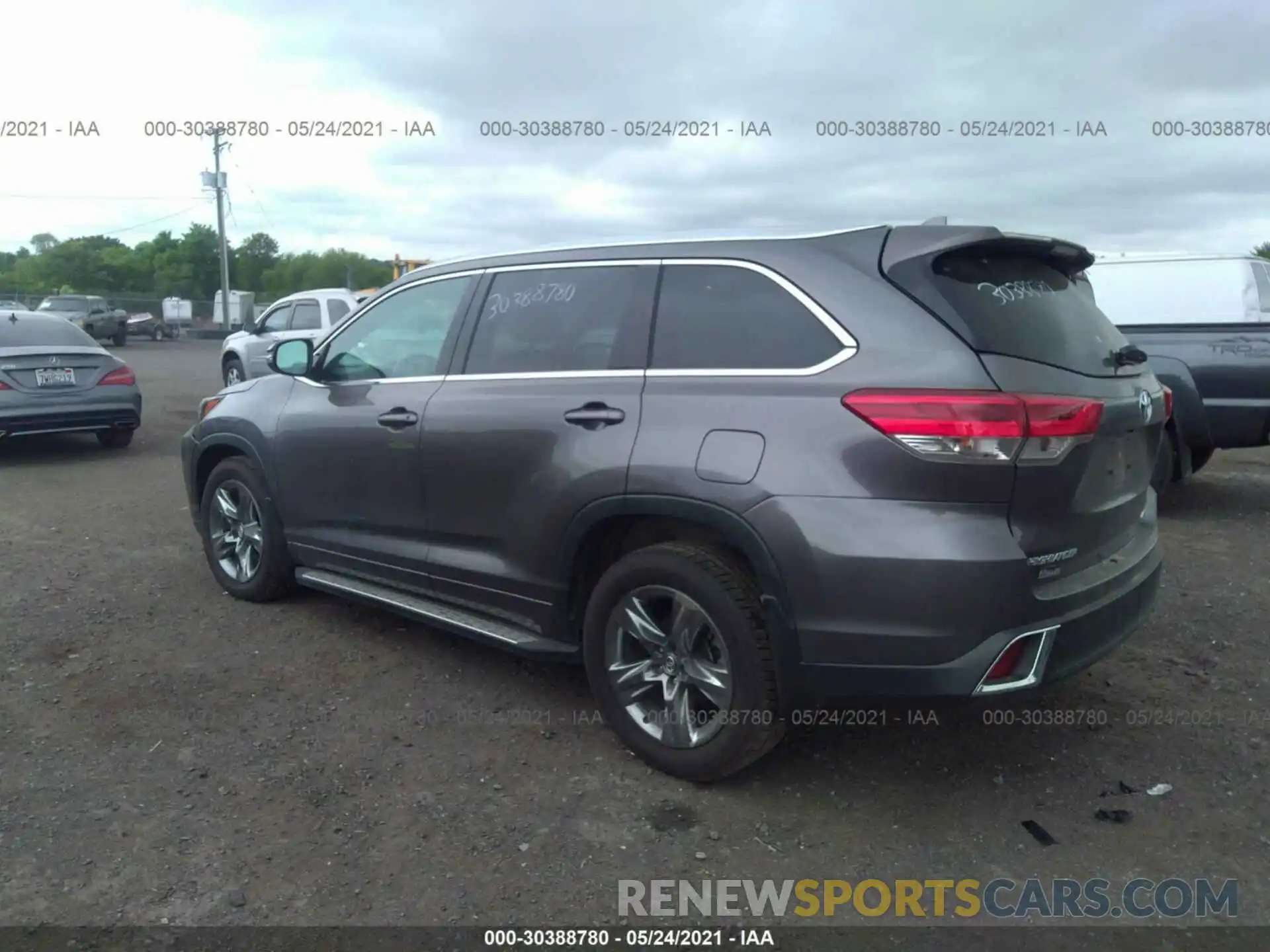 3 Photograph of a damaged car 5TDDZRFH8KS943326 TOYOTA HIGHLANDER 2019