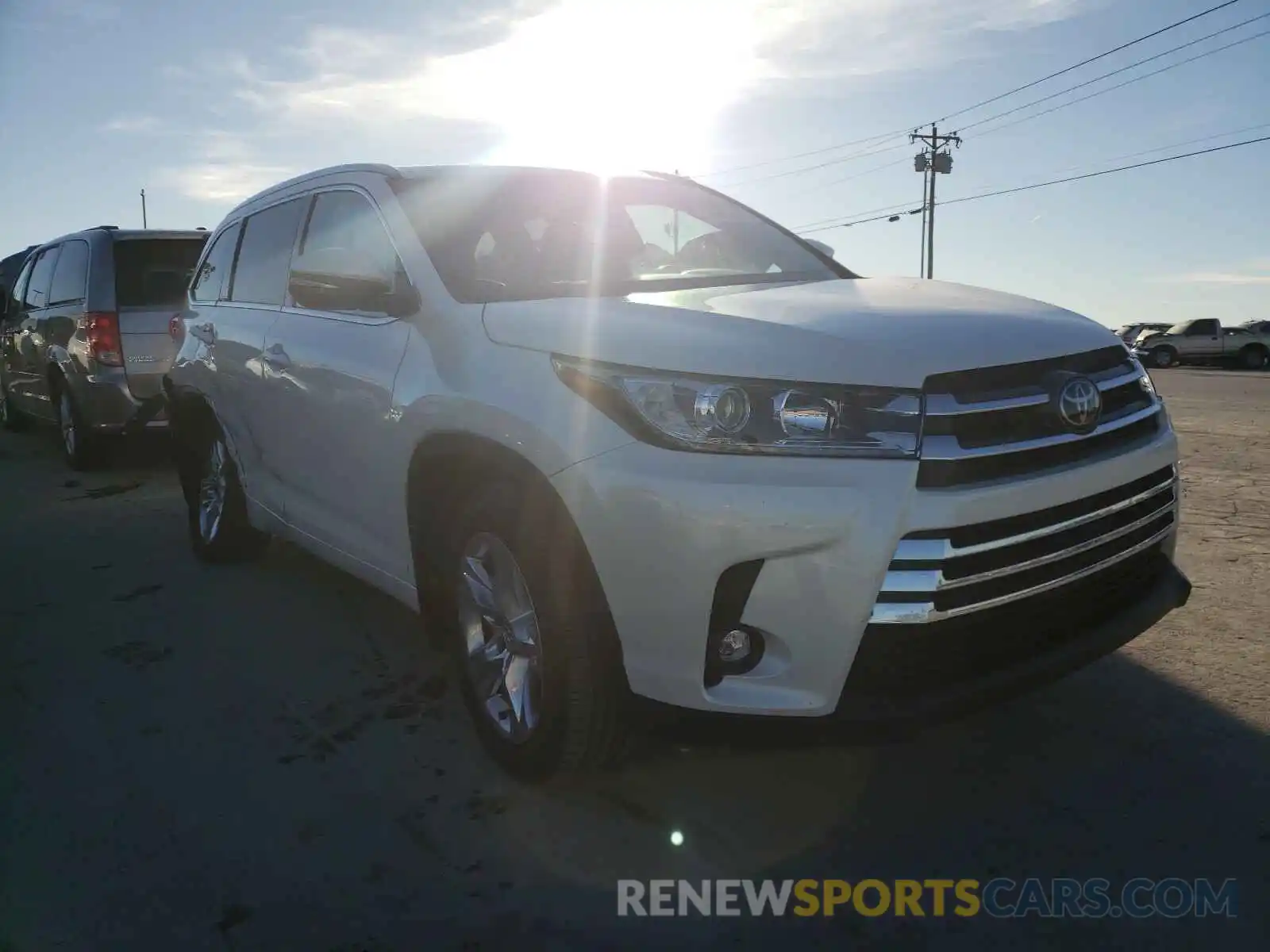 1 Photograph of a damaged car 5TDDZRFH8KS966993 TOYOTA HIGHLANDER 2019