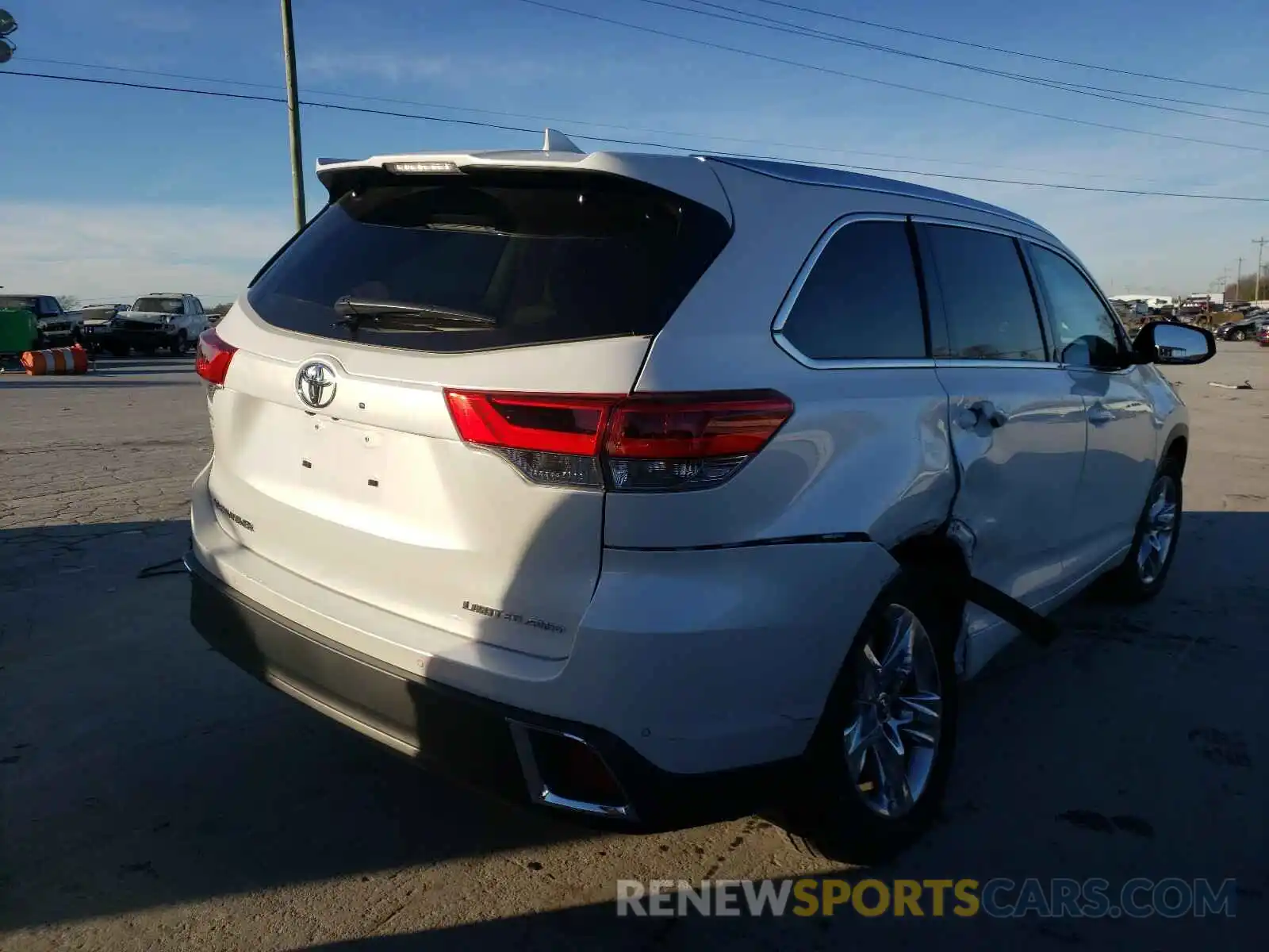 4 Photograph of a damaged car 5TDDZRFH8KS966993 TOYOTA HIGHLANDER 2019