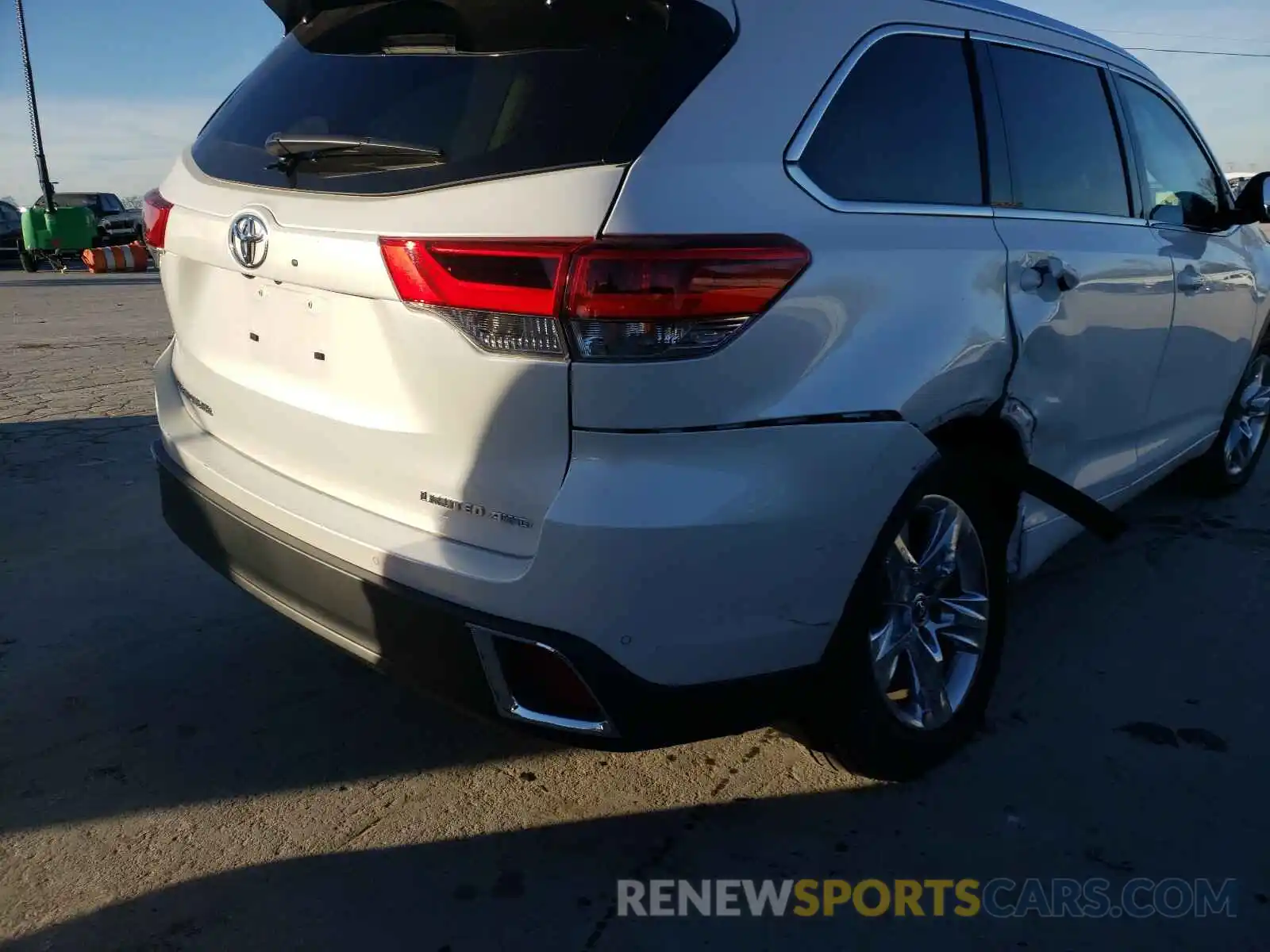 9 Photograph of a damaged car 5TDDZRFH8KS966993 TOYOTA HIGHLANDER 2019