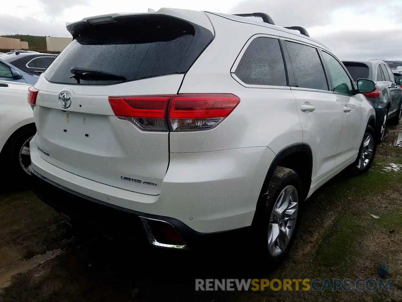 4 Photograph of a damaged car 5TDDZRFH8KS972549 TOYOTA HIGHLANDER 2019