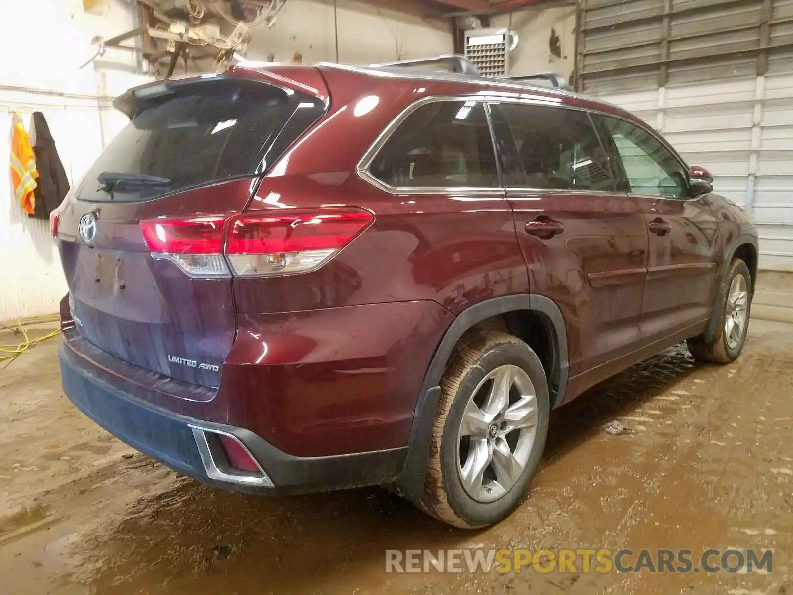 4 Photograph of a damaged car 5TDDZRFH8KS972888 TOYOTA HIGHLANDER 2019