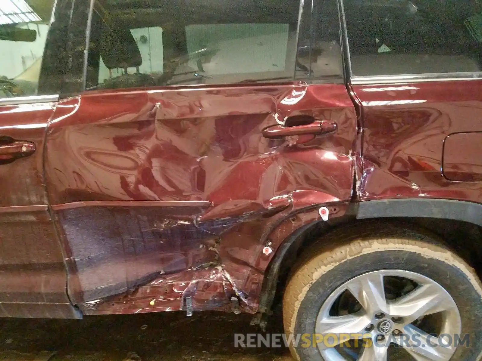 9 Photograph of a damaged car 5TDDZRFH8KS972888 TOYOTA HIGHLANDER 2019