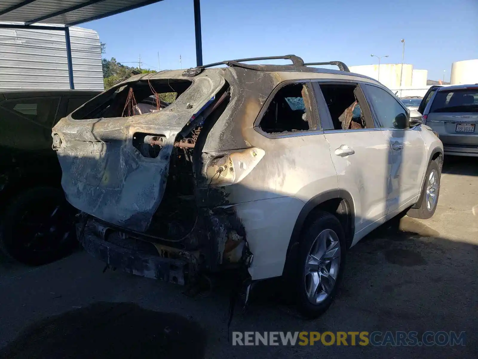 4 Photograph of a damaged car 5TDDZRFH8KS973068 TOYOTA HIGHLANDER 2019