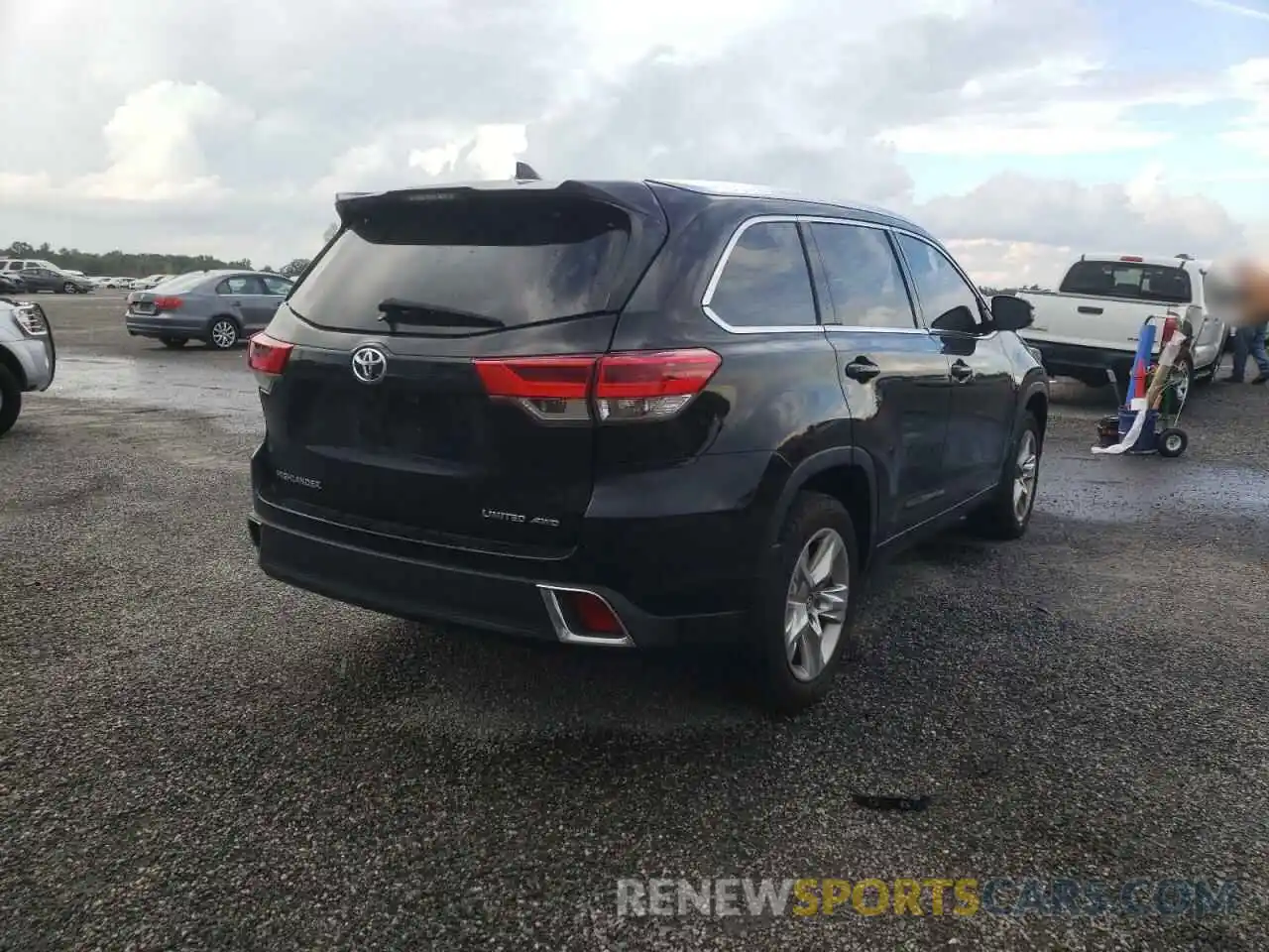 4 Photograph of a damaged car 5TDDZRFH8KS975614 TOYOTA HIGHLANDER 2019