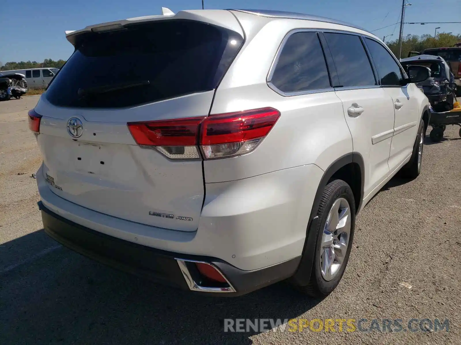 4 Photograph of a damaged car 5TDDZRFH8KS976052 TOYOTA HIGHLANDER 2019