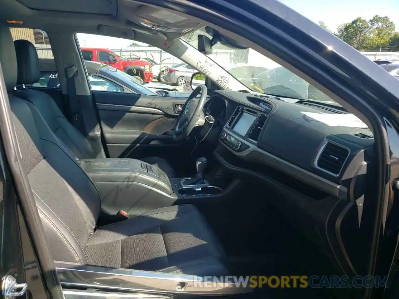 5 Photograph of a damaged car 5TDDZRFH8KS977363 TOYOTA HIGHLANDER 2019