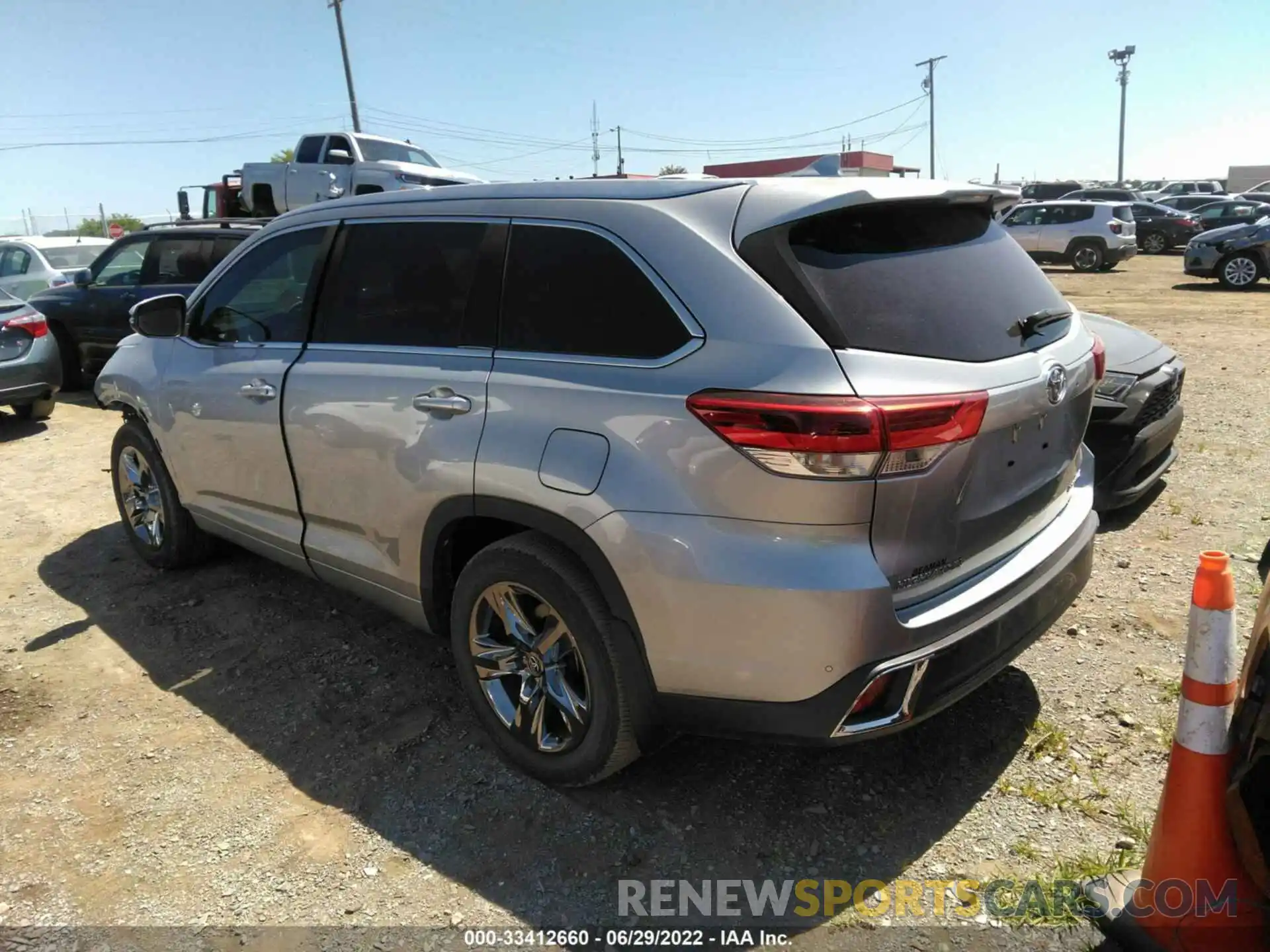 3 Photograph of a damaged car 5TDDZRFH8KS985415 TOYOTA HIGHLANDER 2019