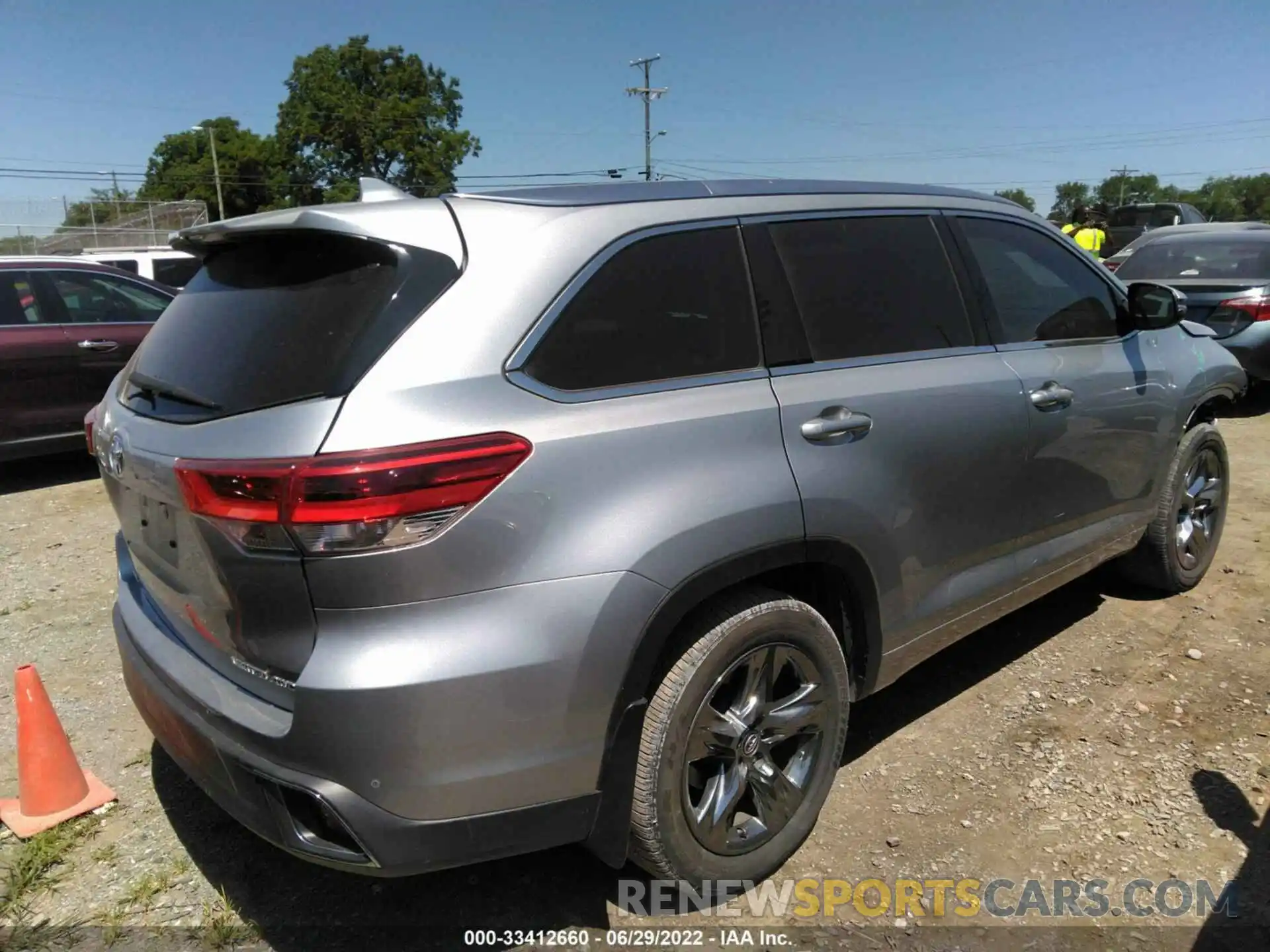 4 Photograph of a damaged car 5TDDZRFH8KS985415 TOYOTA HIGHLANDER 2019