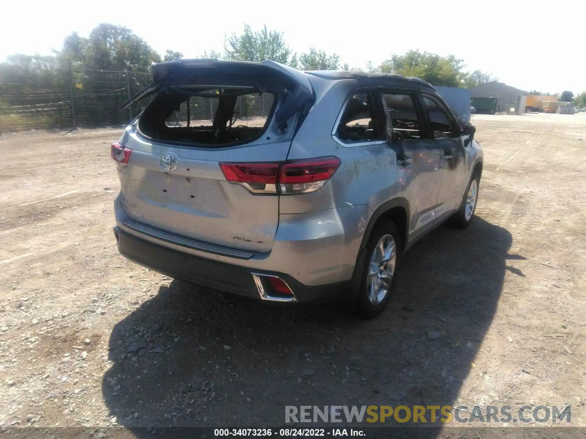 4 Photograph of a damaged car 5TDDZRFH9KS700754 TOYOTA HIGHLANDER 2019