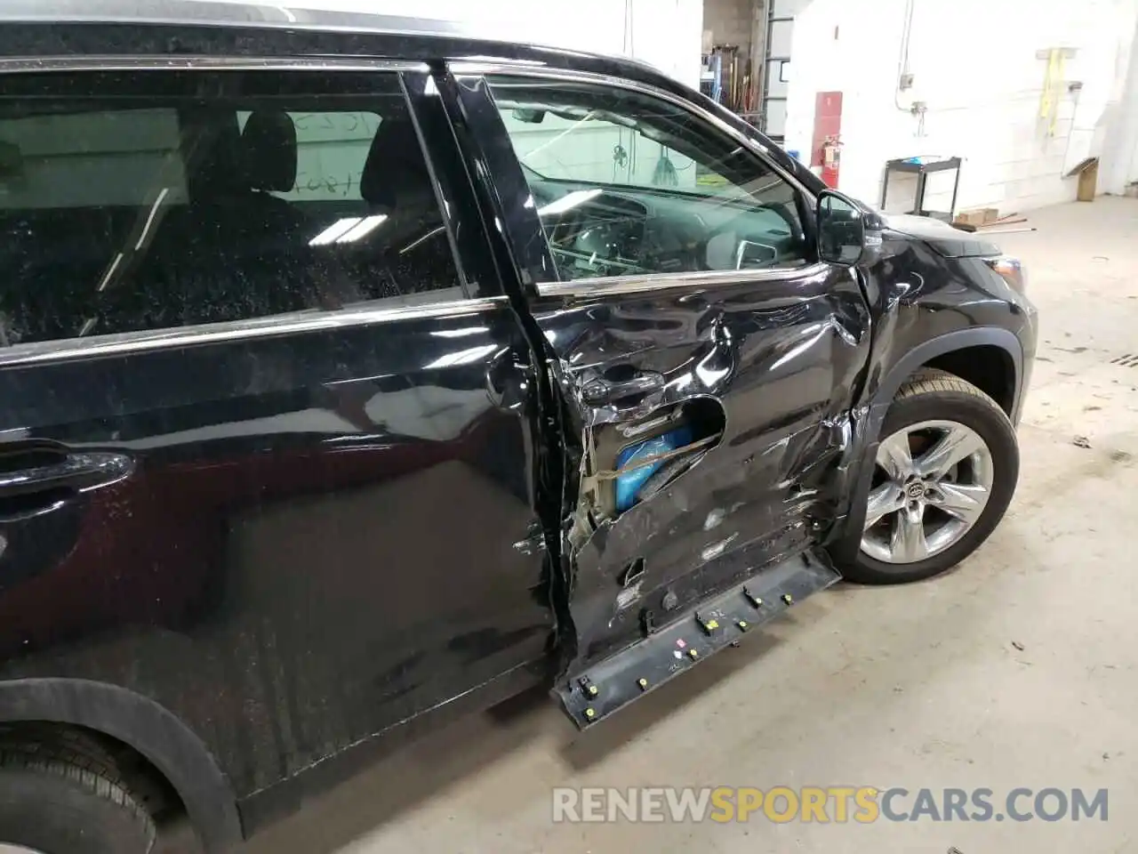 9 Photograph of a damaged car 5TDDZRFH9KS718297 TOYOTA HIGHLANDER 2019