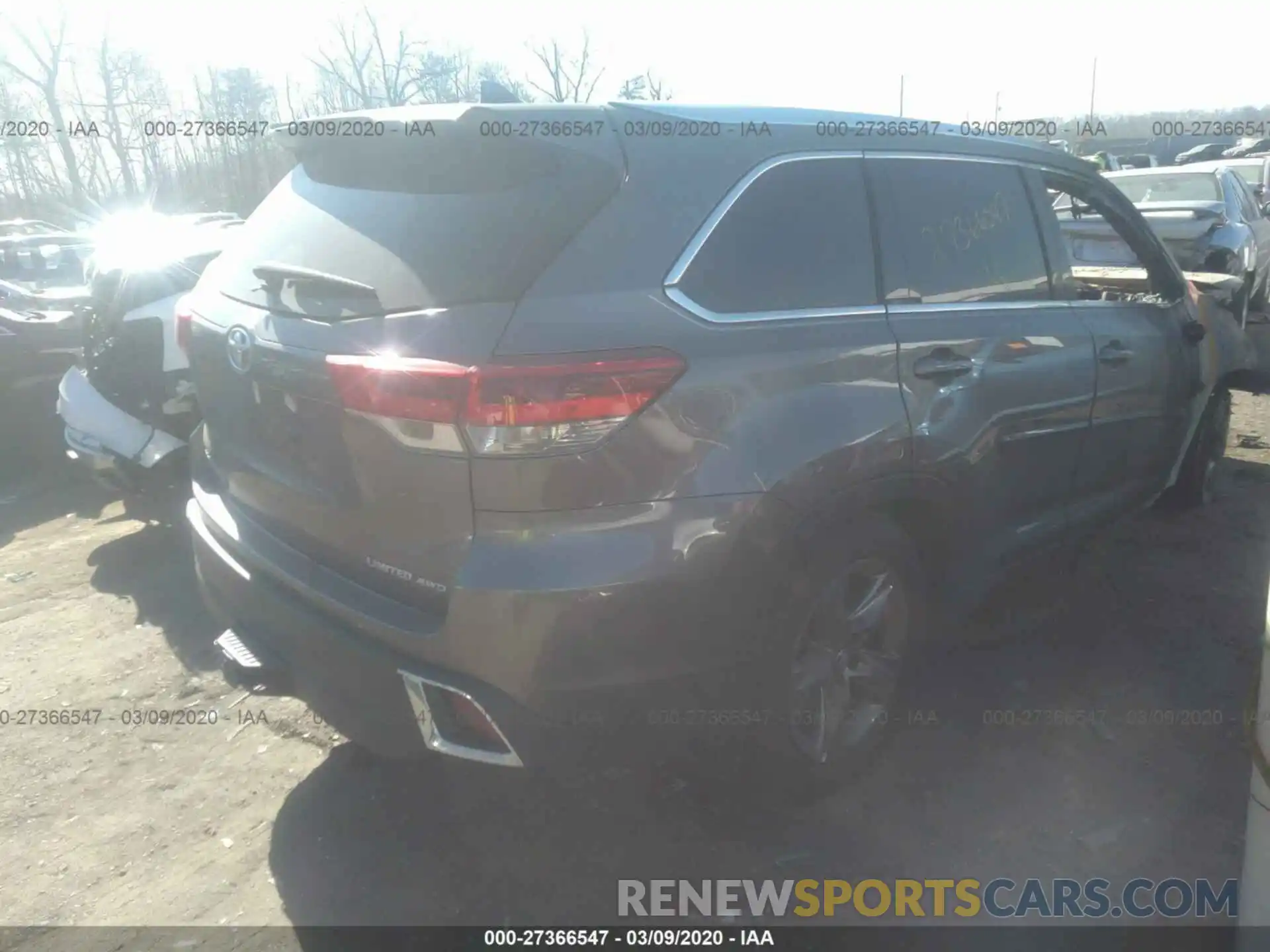 4 Photograph of a damaged car 5TDDZRFH9KS723936 TOYOTA HIGHLANDER 2019